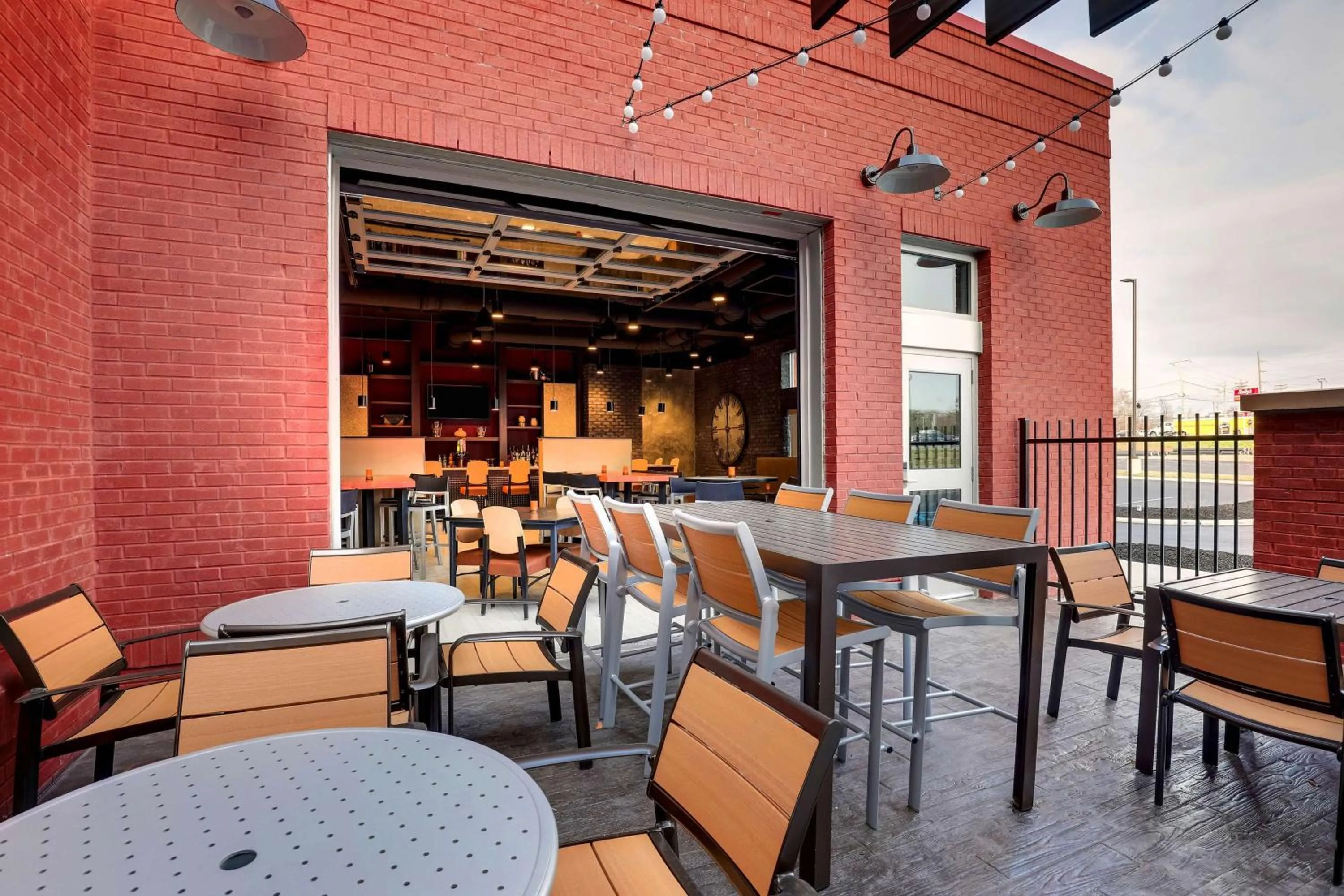 Lounge or bar in Drury Plaza Hotel Cincinnati Florence