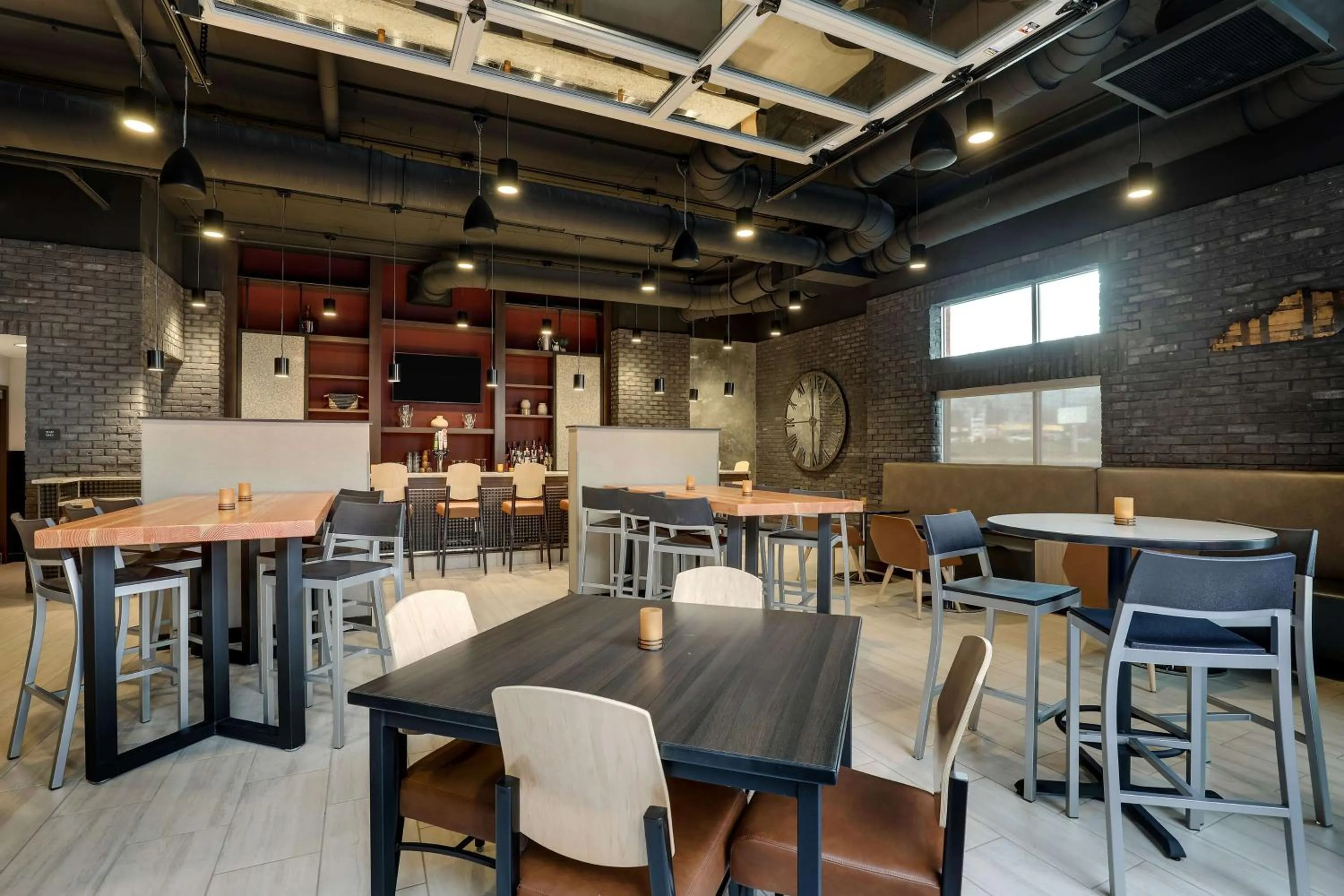 Lounge or bar in Drury Plaza Hotel Cincinnati Florence