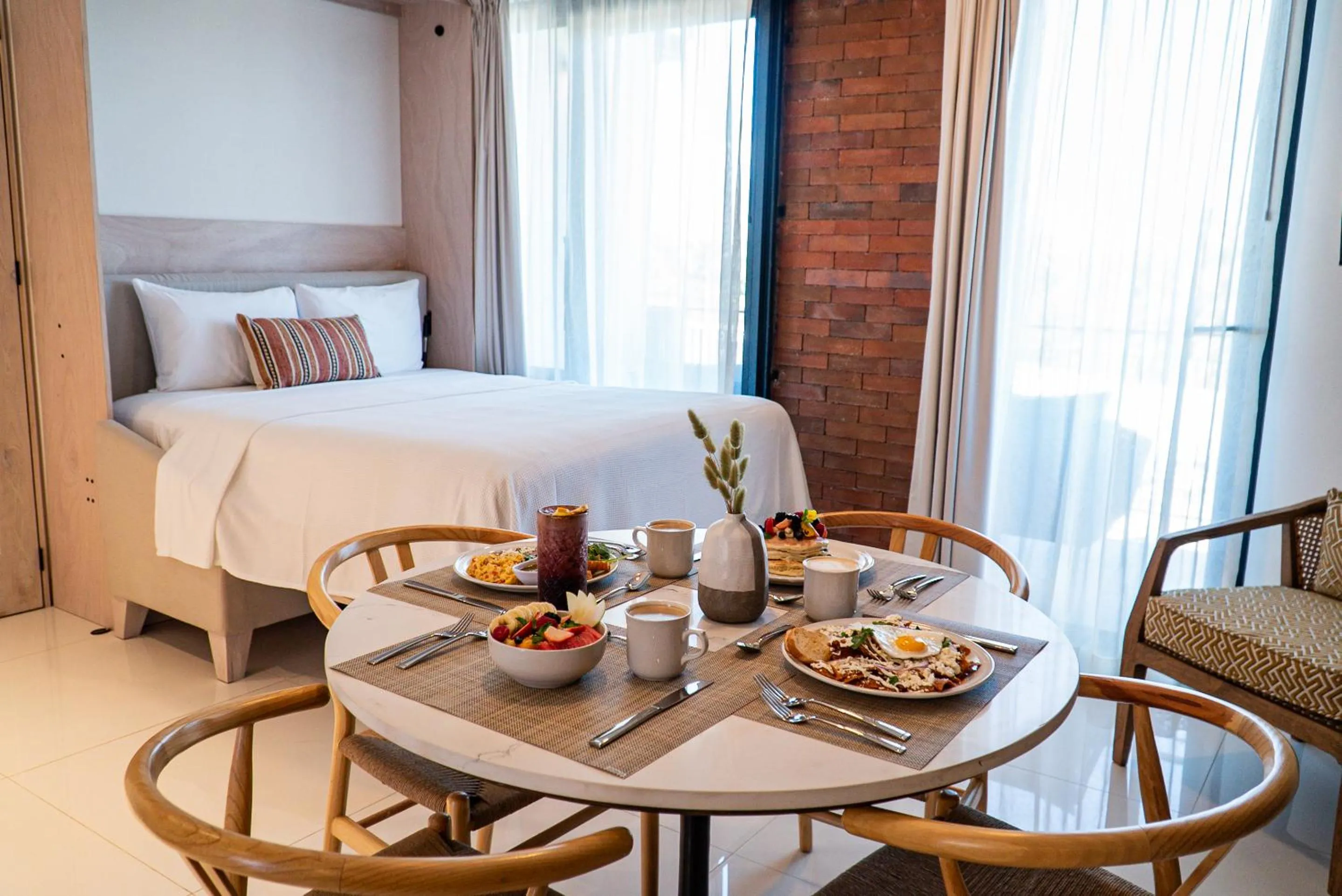 Dining area, Bed in Flamboyan Hotel & Residences