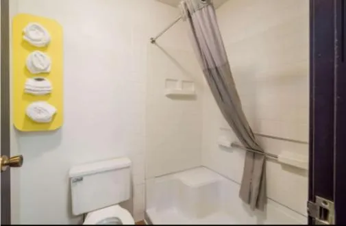 Bathroom in Dakota inn