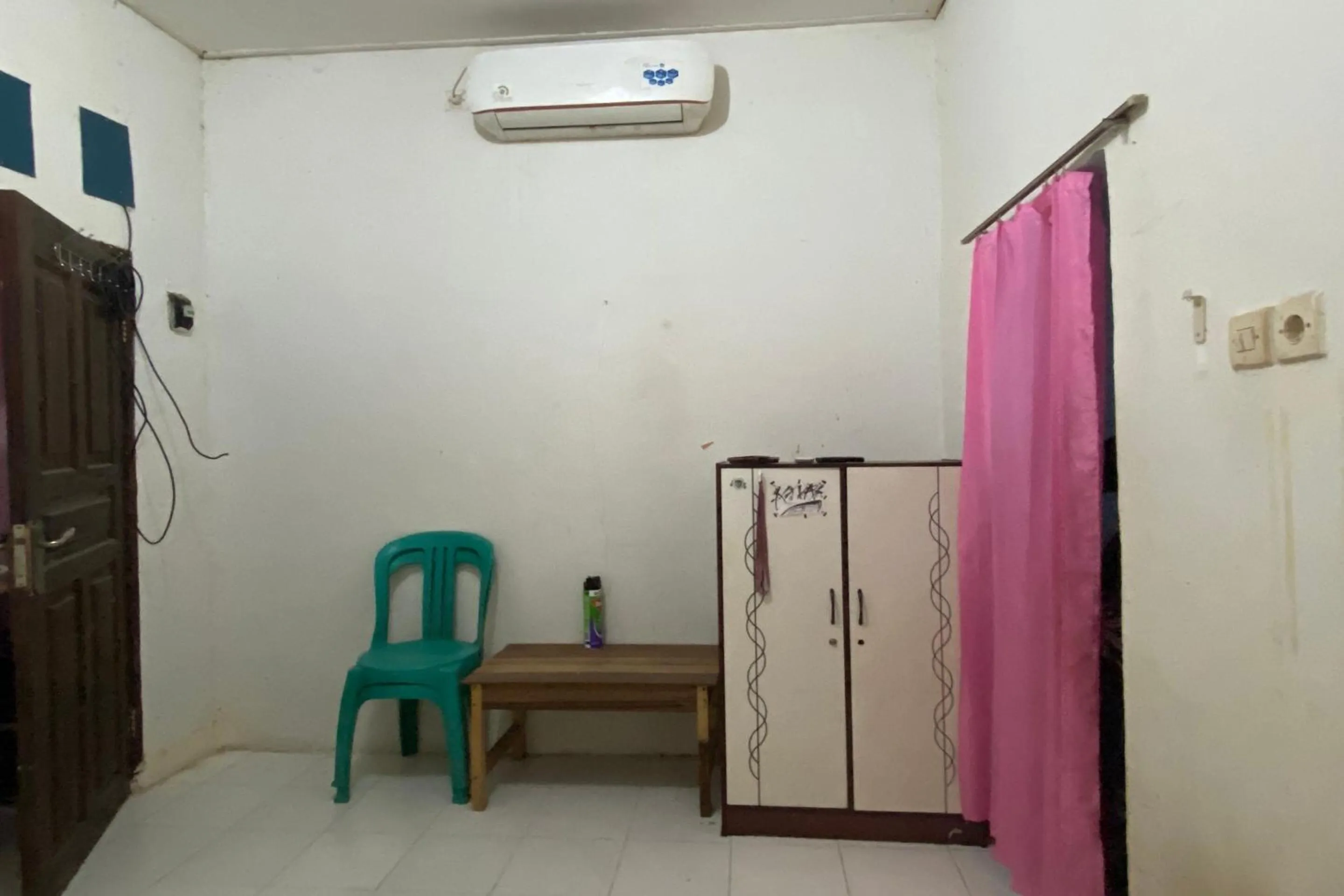 Bedroom in OYO Life 93259 Kos Kurnia