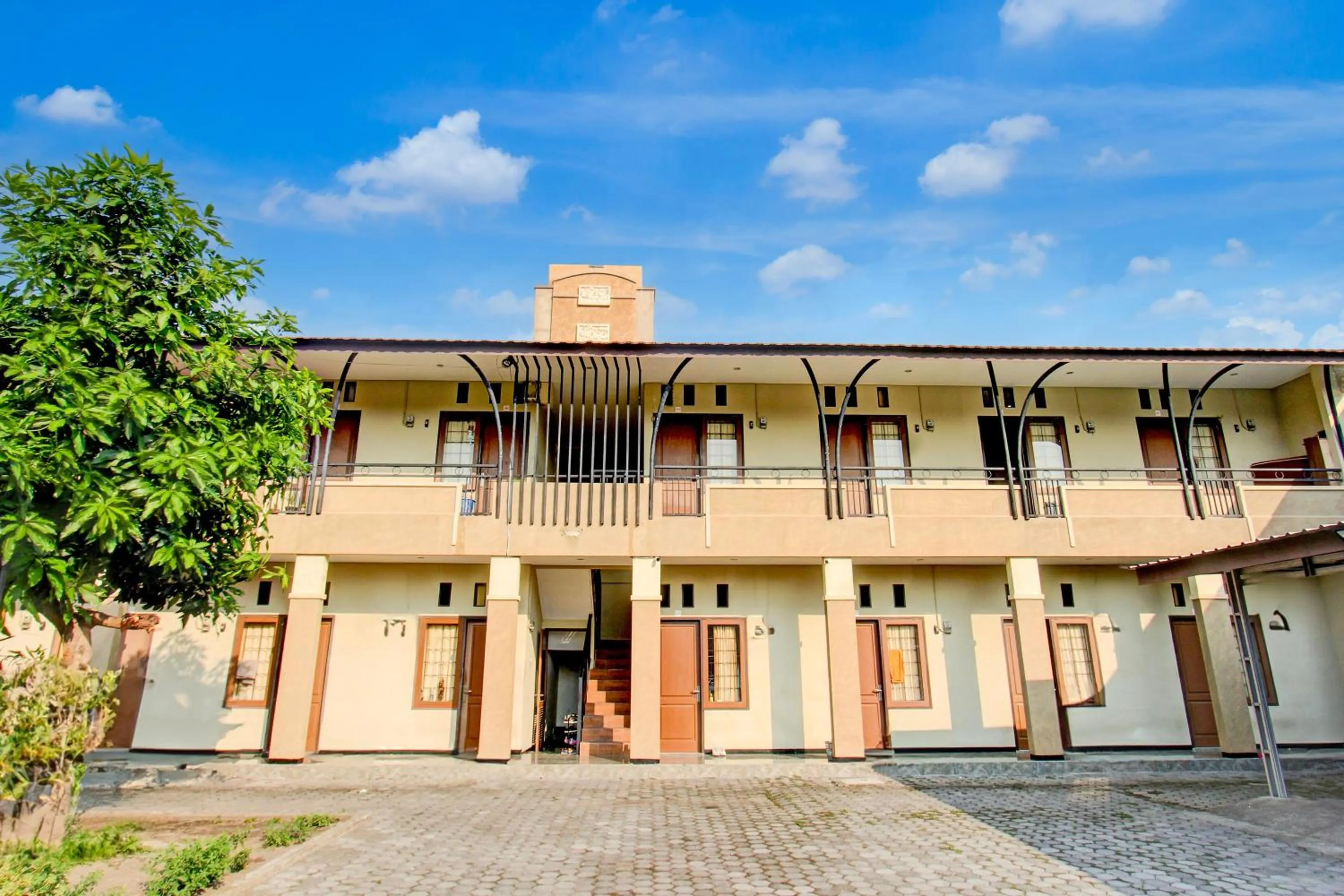 Facade/entrance in OYO Life 93284 Kos Cendana Raya