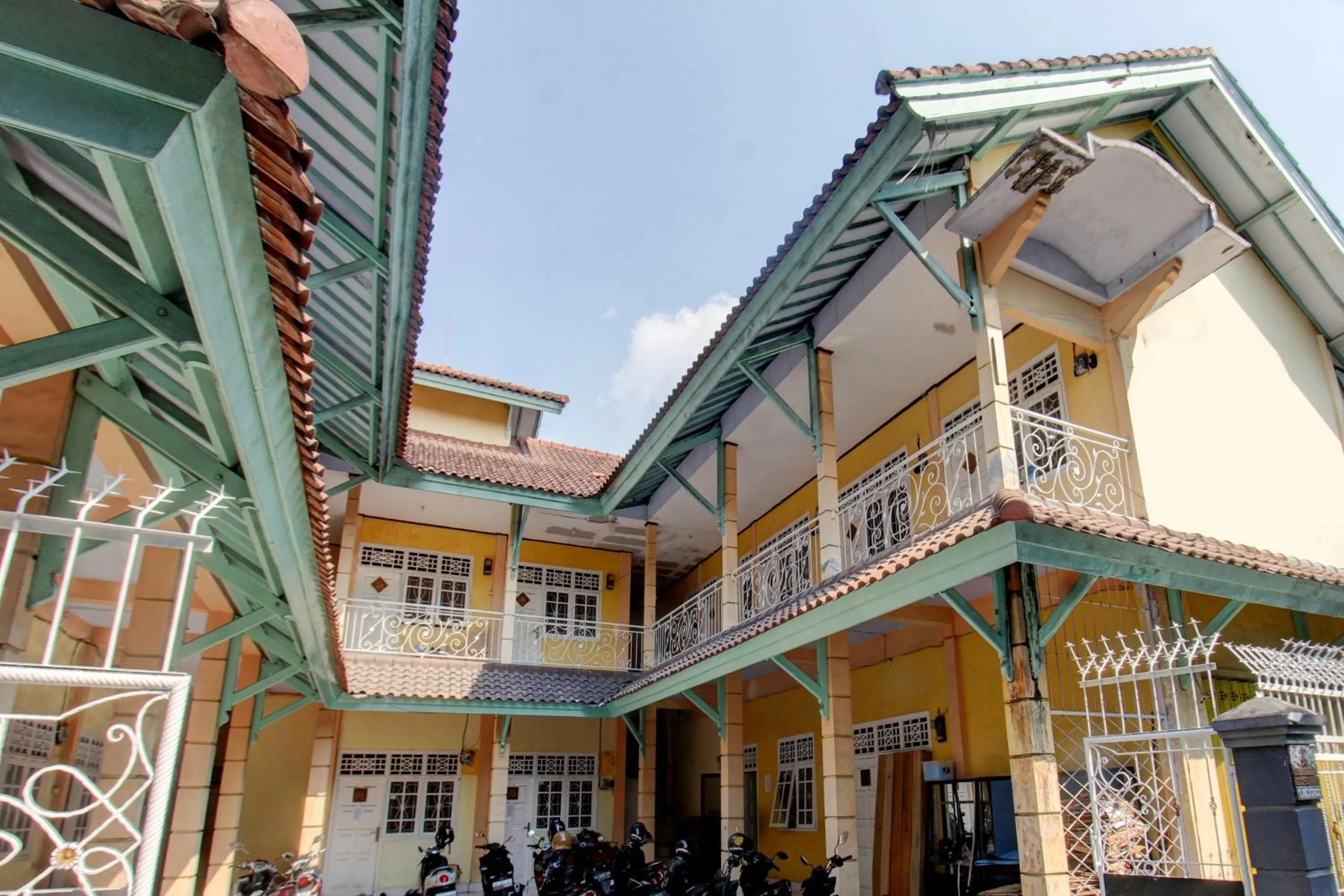 Facade/entrance in OYO Life 93265 Kos Cendana Seruni Raya