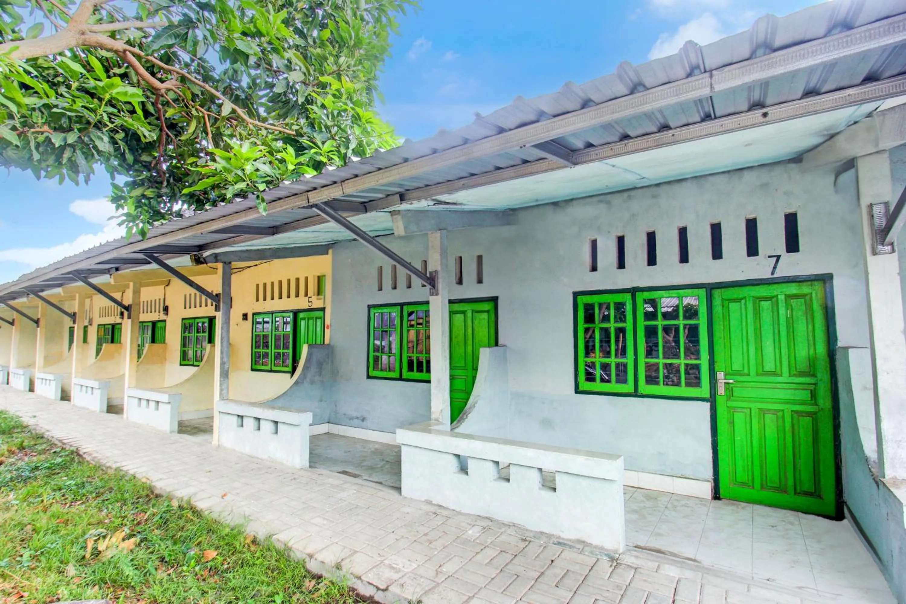 Facade/entrance in OYO Life 93256 Kos Meninting