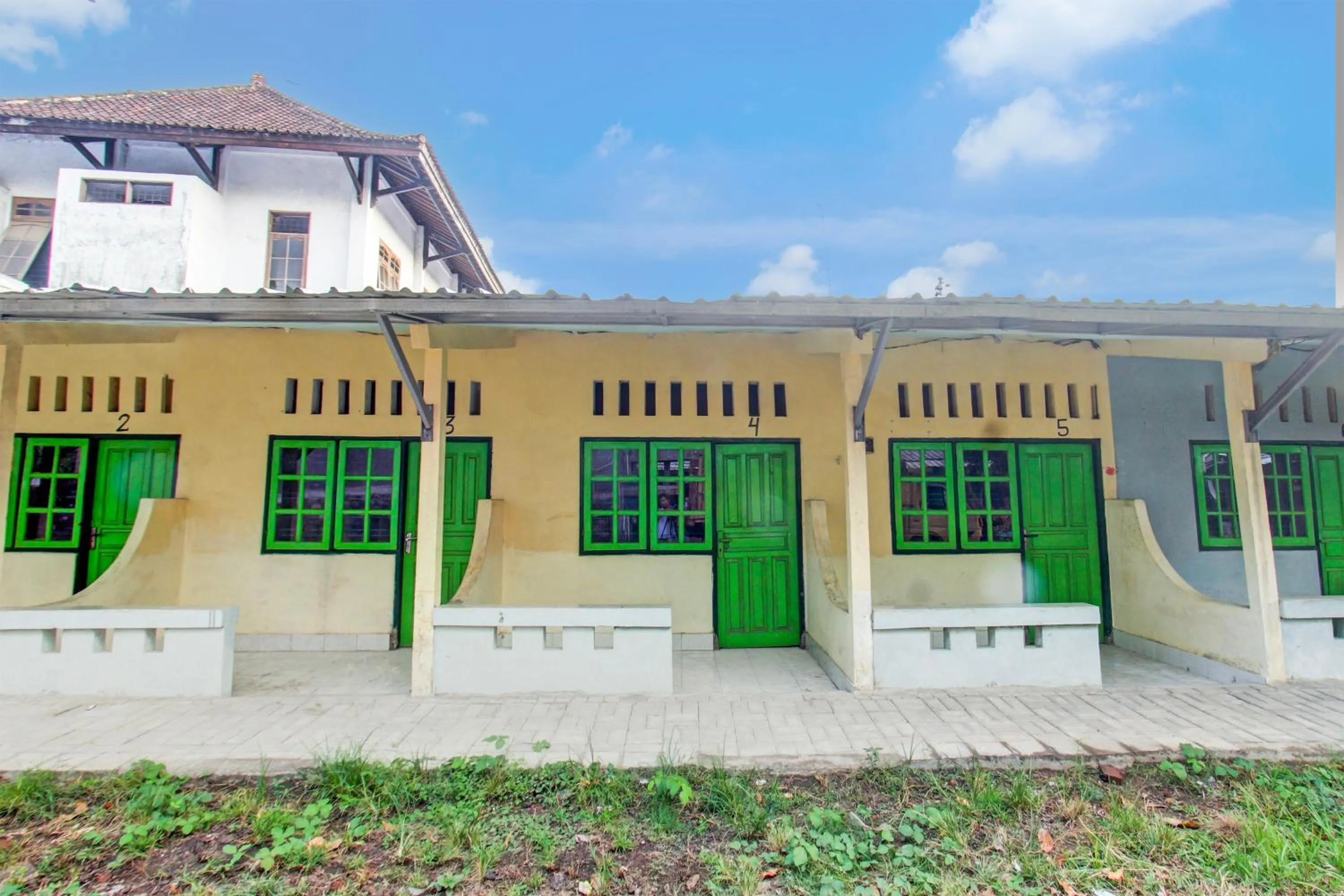 Facade/entrance in OYO Life 93256 Kos Meninting