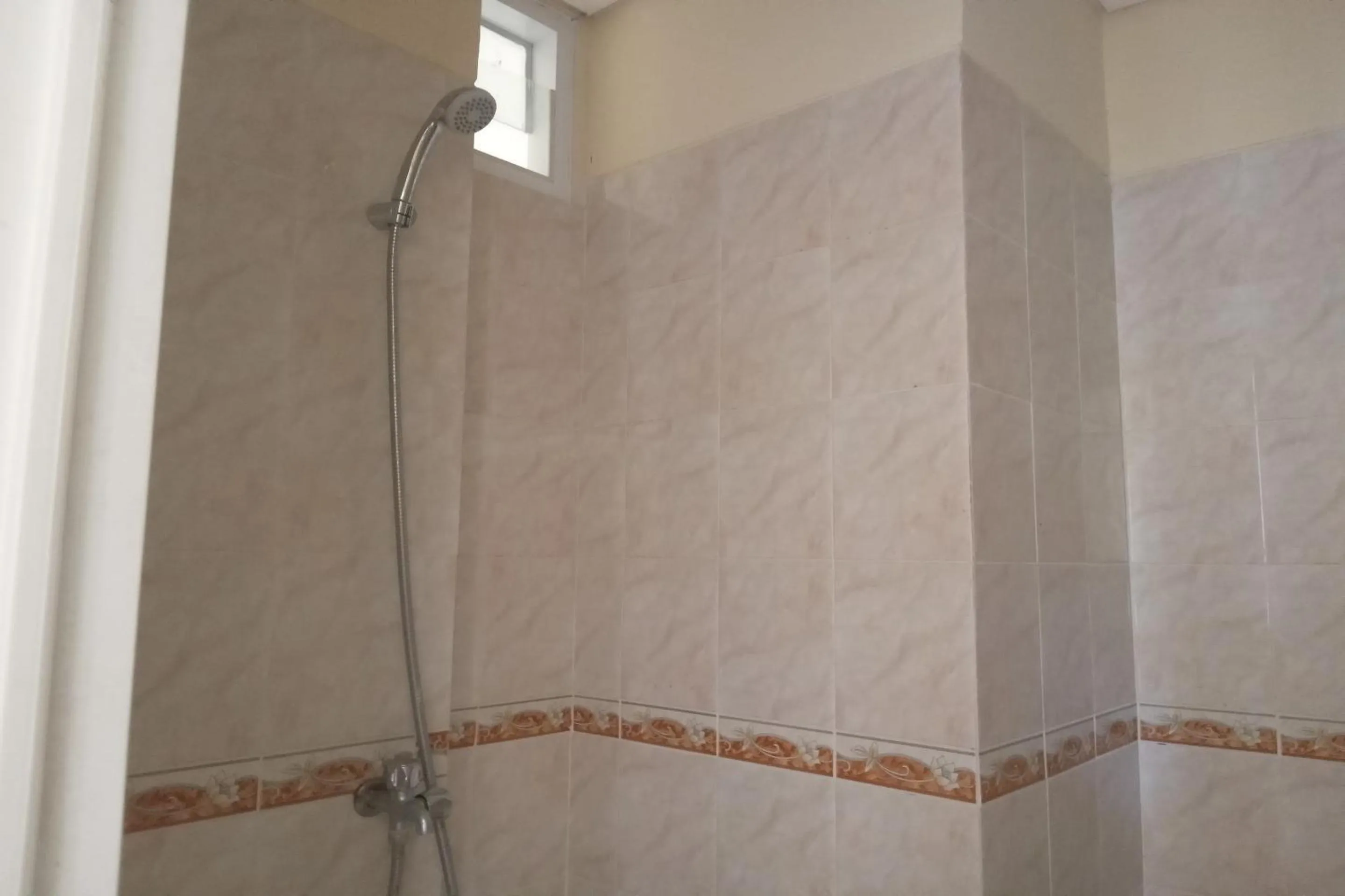 Bathroom in OYO Life 93399 Kos Batulayar