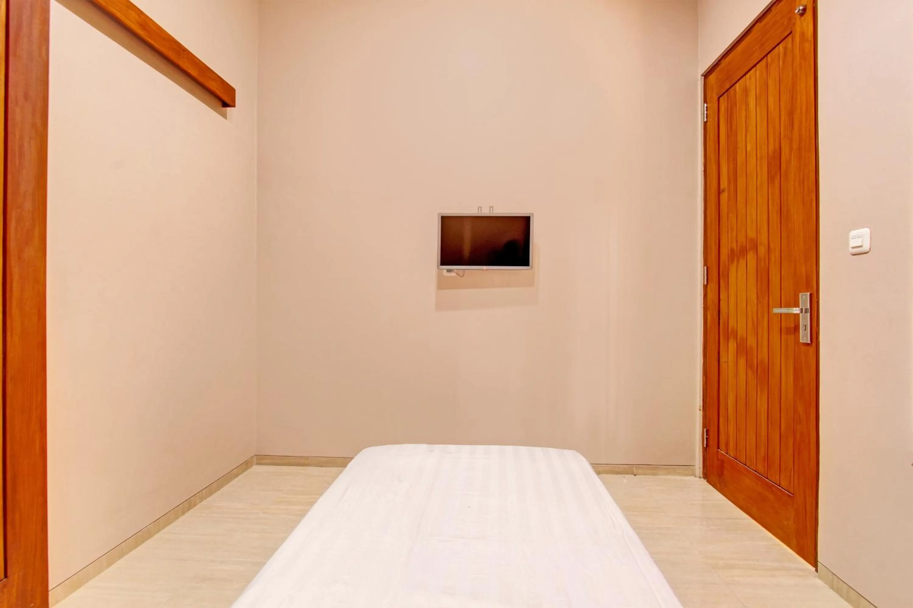 Bedroom, Bed in OYO Life 93497 Griya Kost Rr