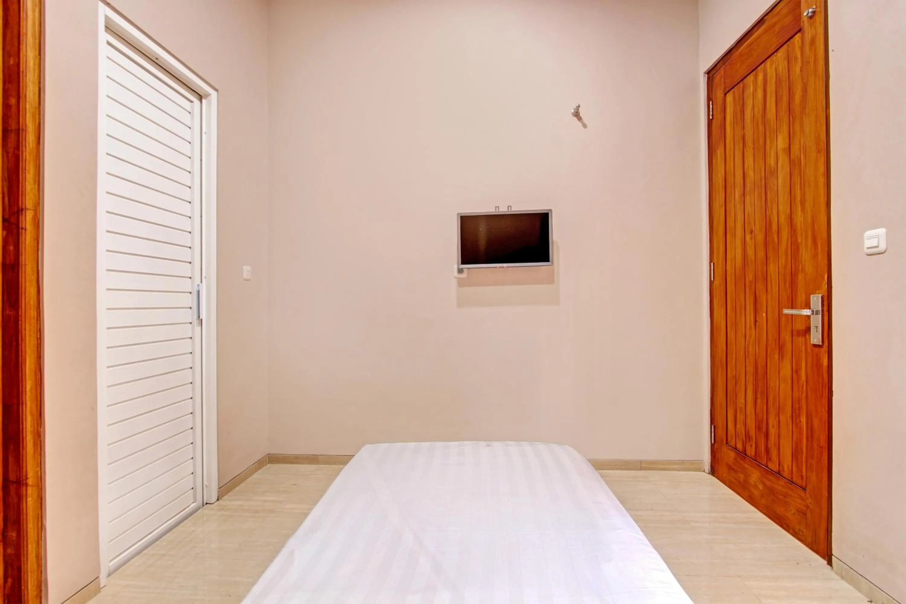 Bedroom, Bed in OYO Life 93497 Griya Kost Rr