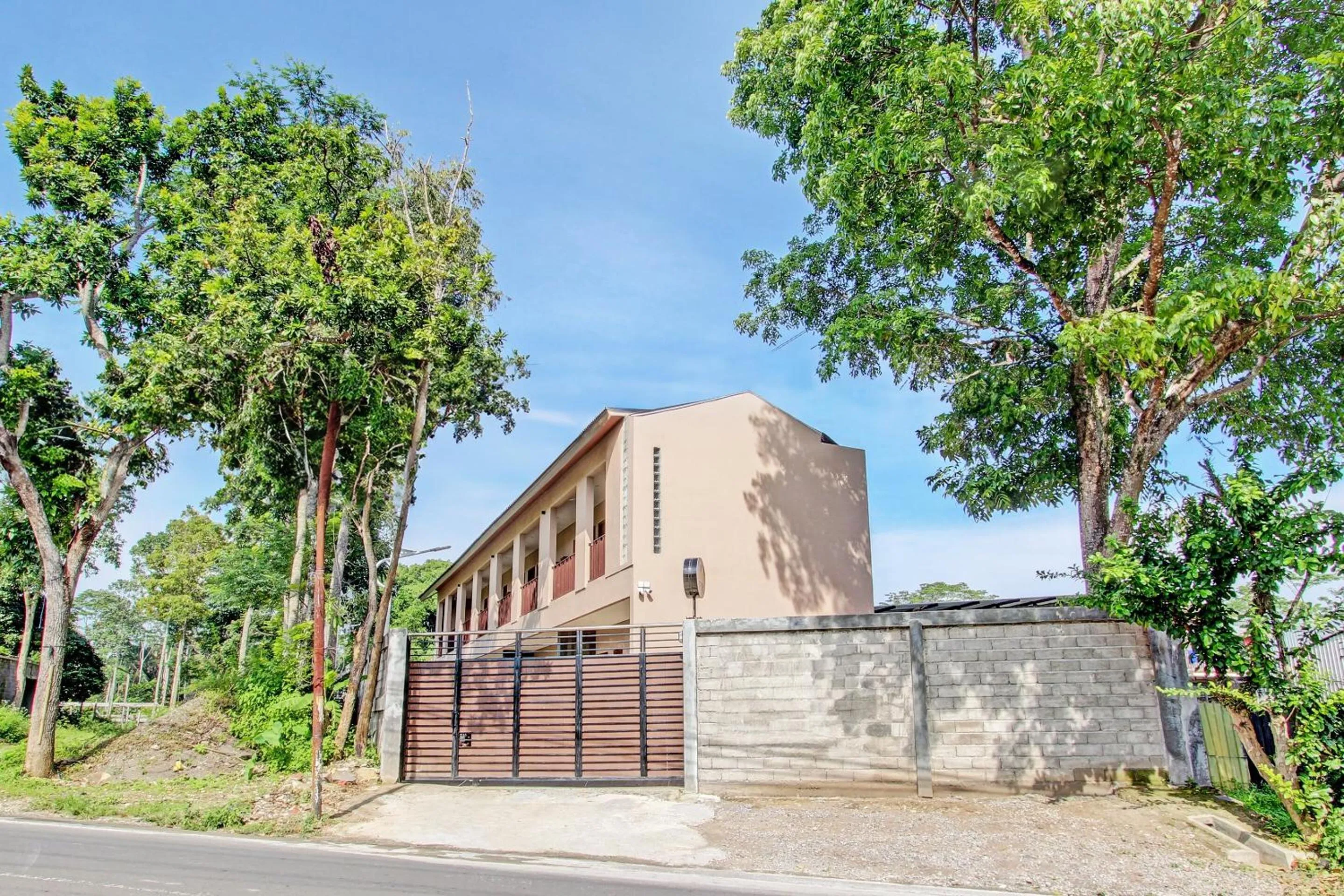 Facade/entrance in OYO Life 93497 Griya Kost Rr