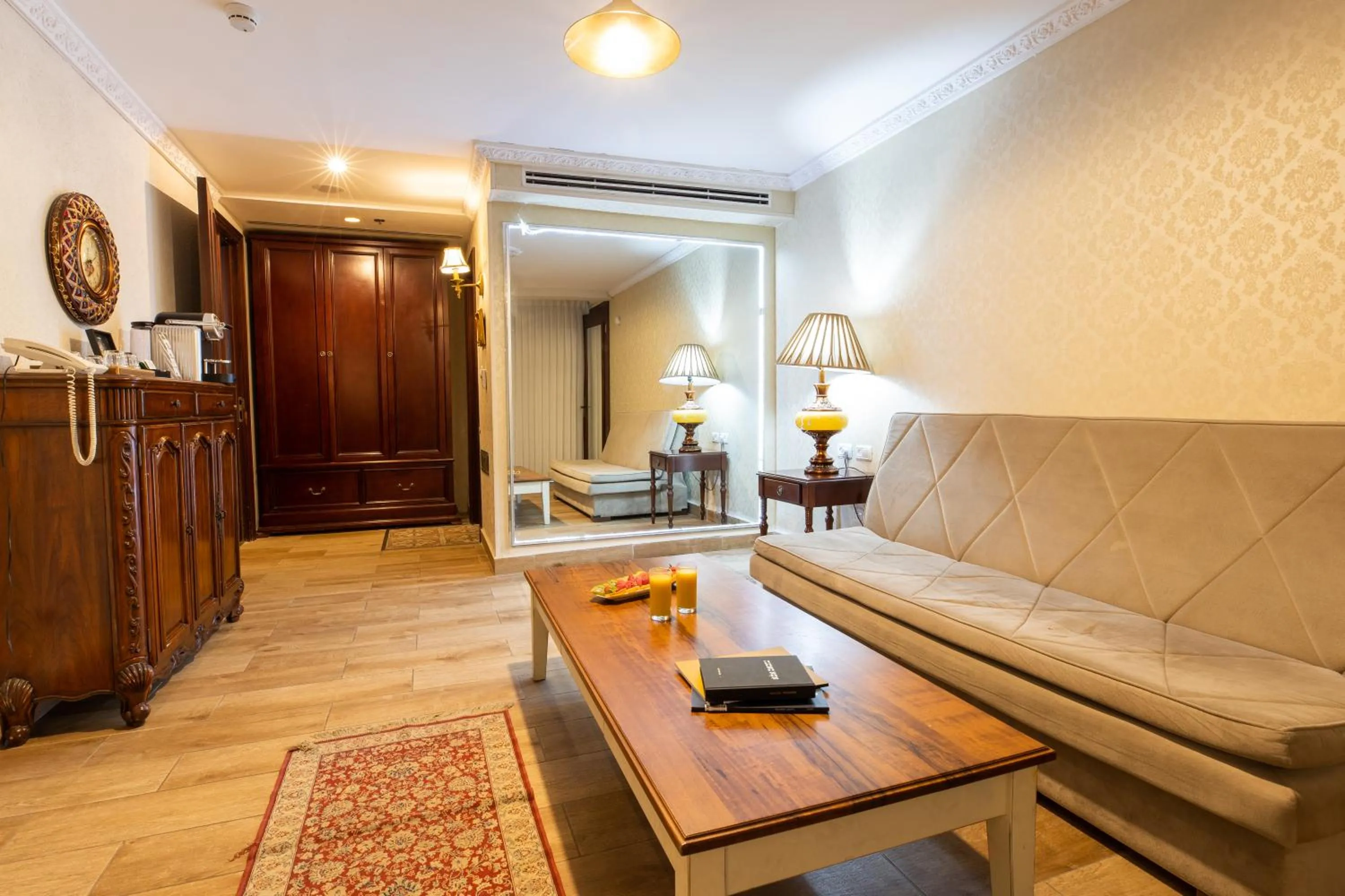 Photo of the whole room in Europa 1917