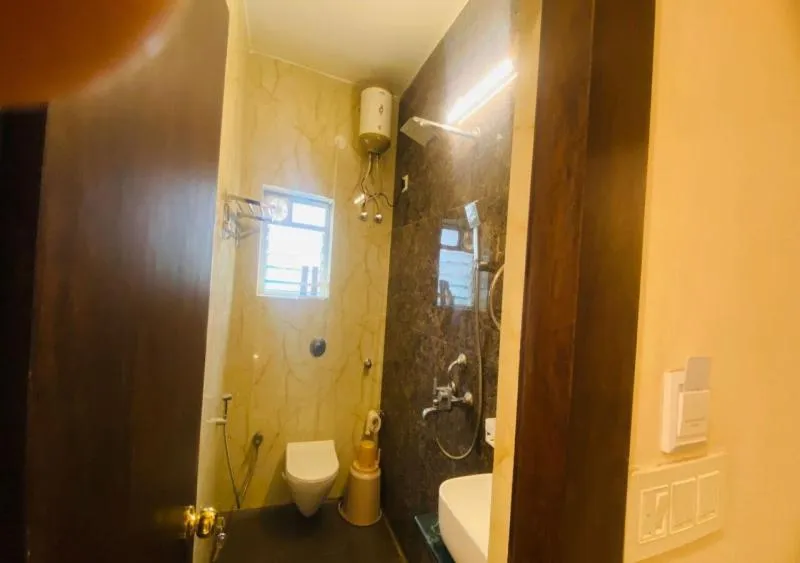 Shower in One Infinity Residency