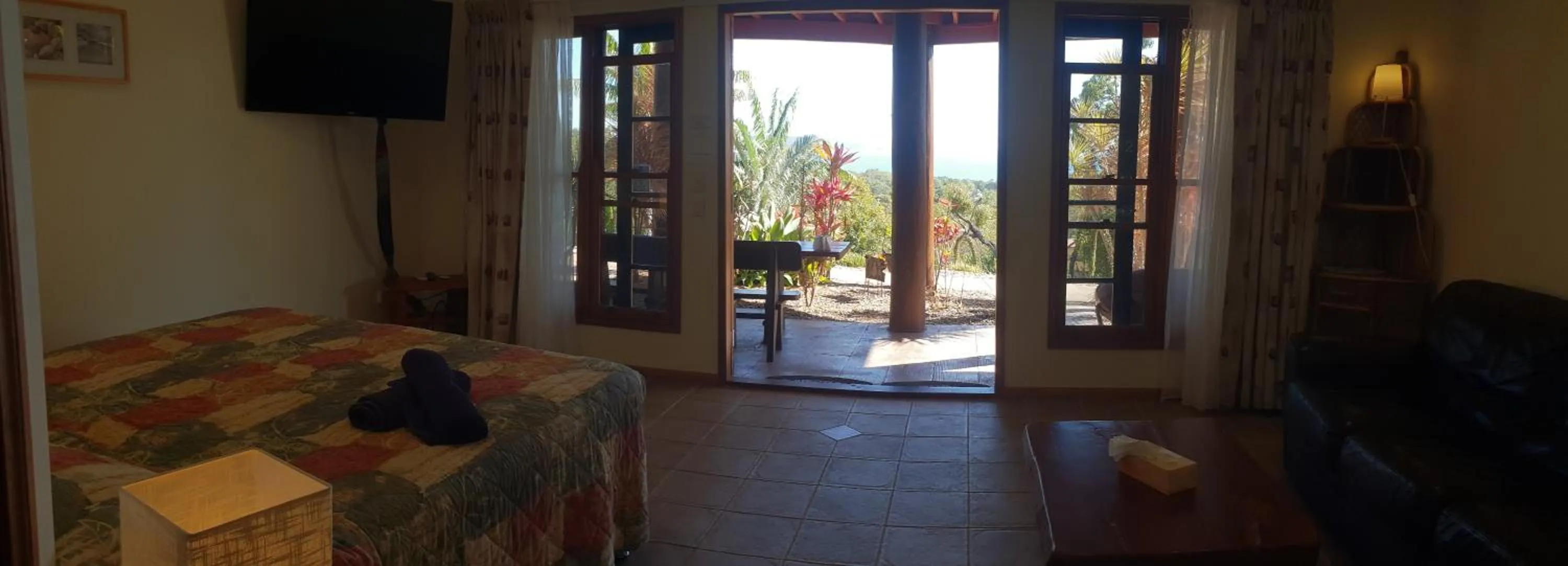 Bed in Escape 1770 Motel - No Kids - NO SMOKING - No Partying