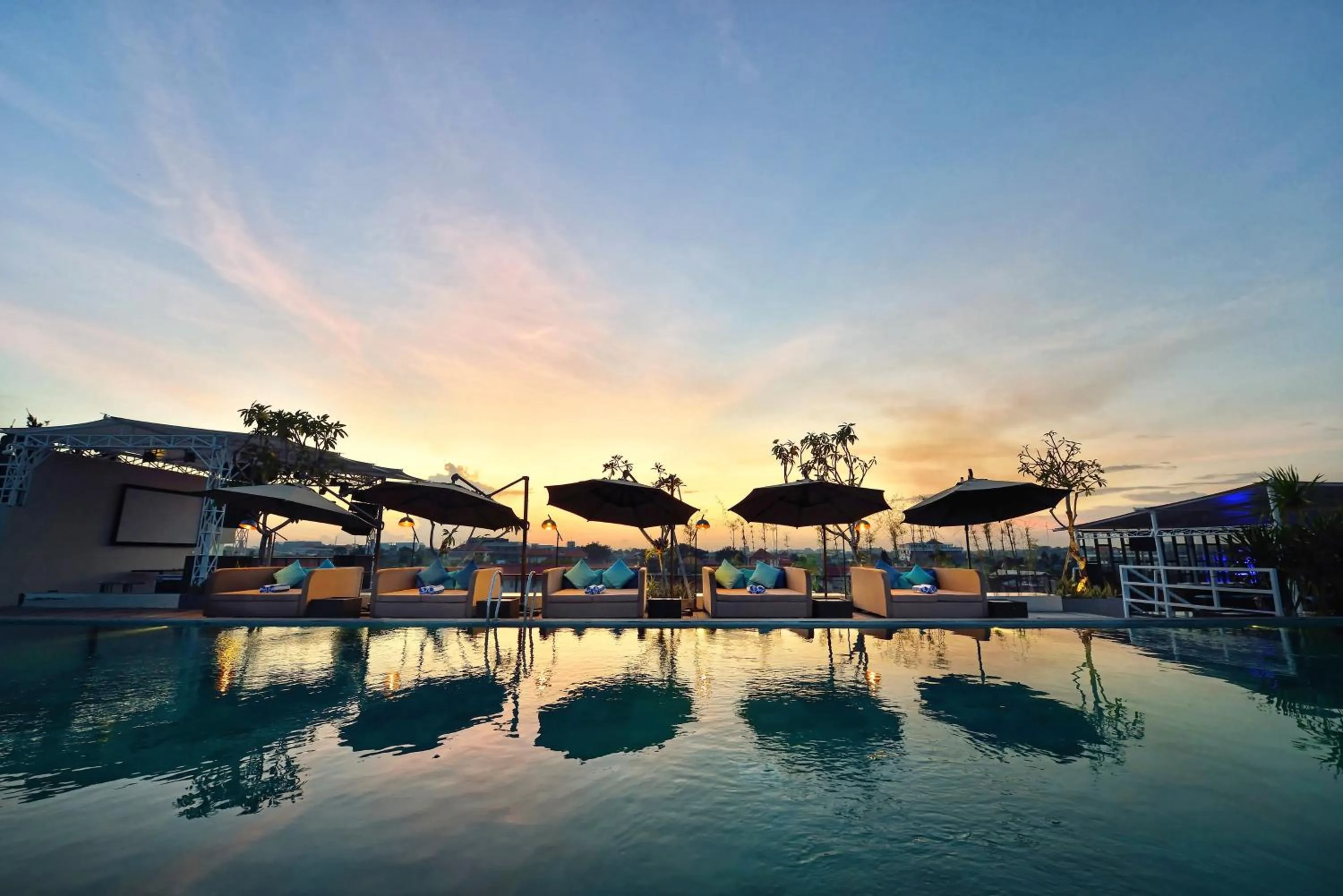 Swimming pool in de Vins Sky Hotel Seminyak