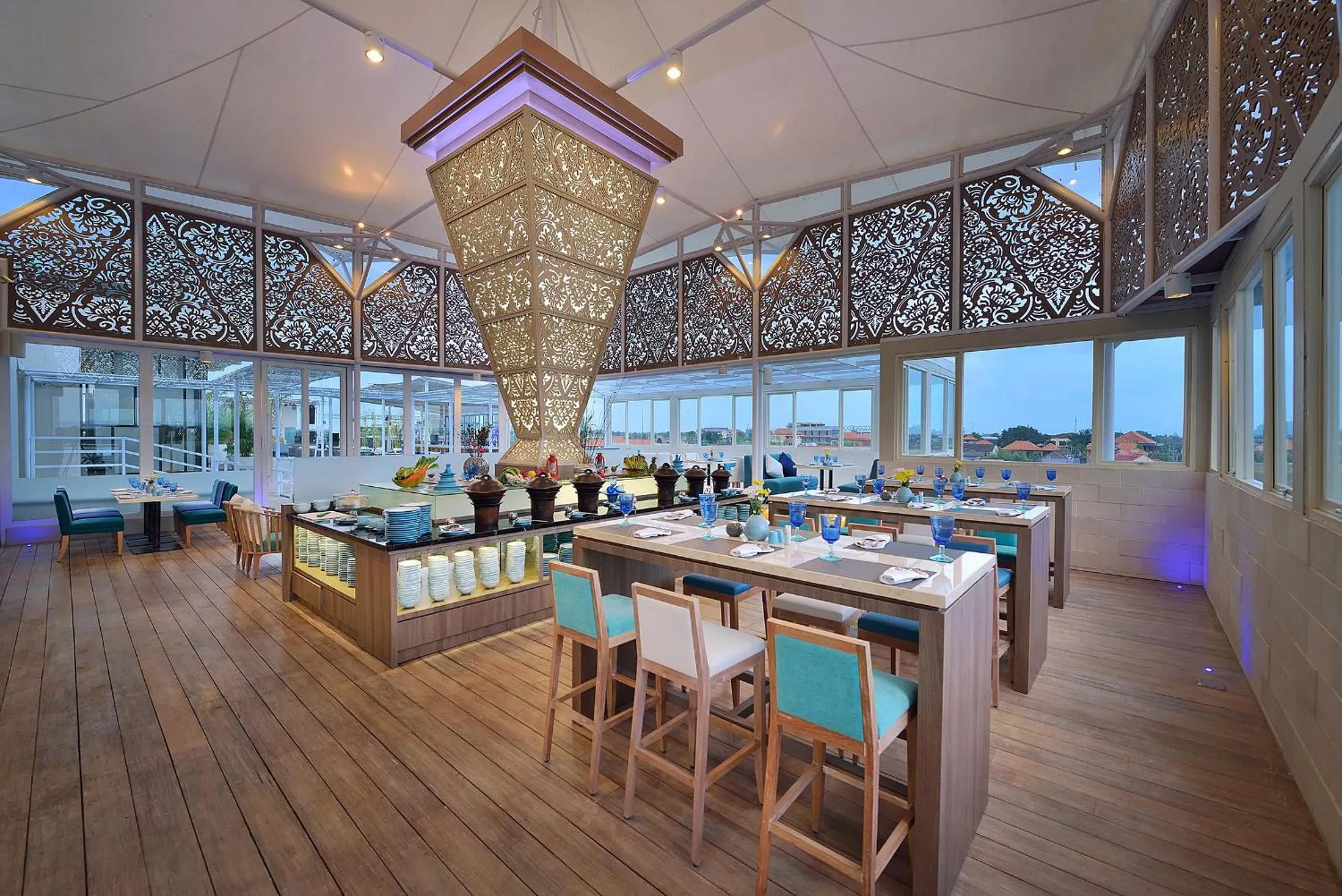 Restaurant/places to eat in de Vins Sky Hotel Seminyak