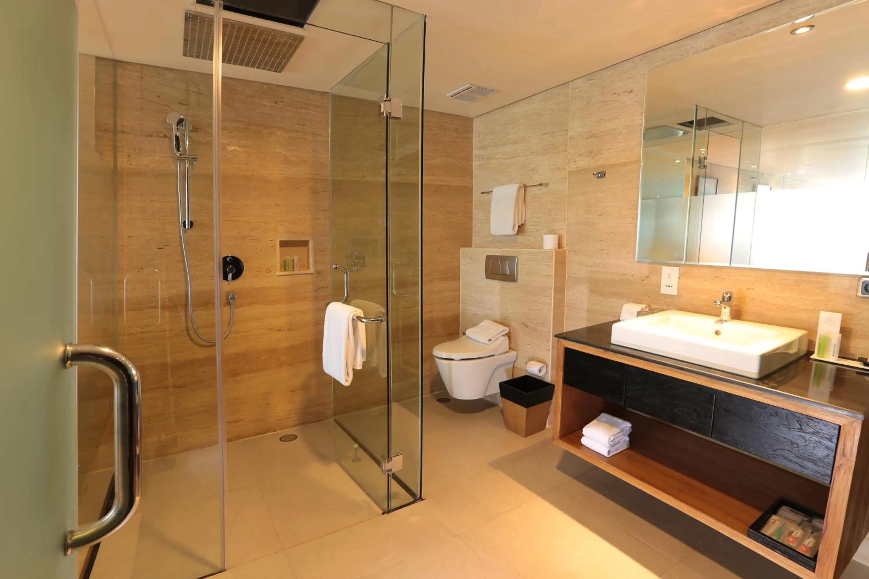 Bathroom in de Vins Sky Hotel Seminyak