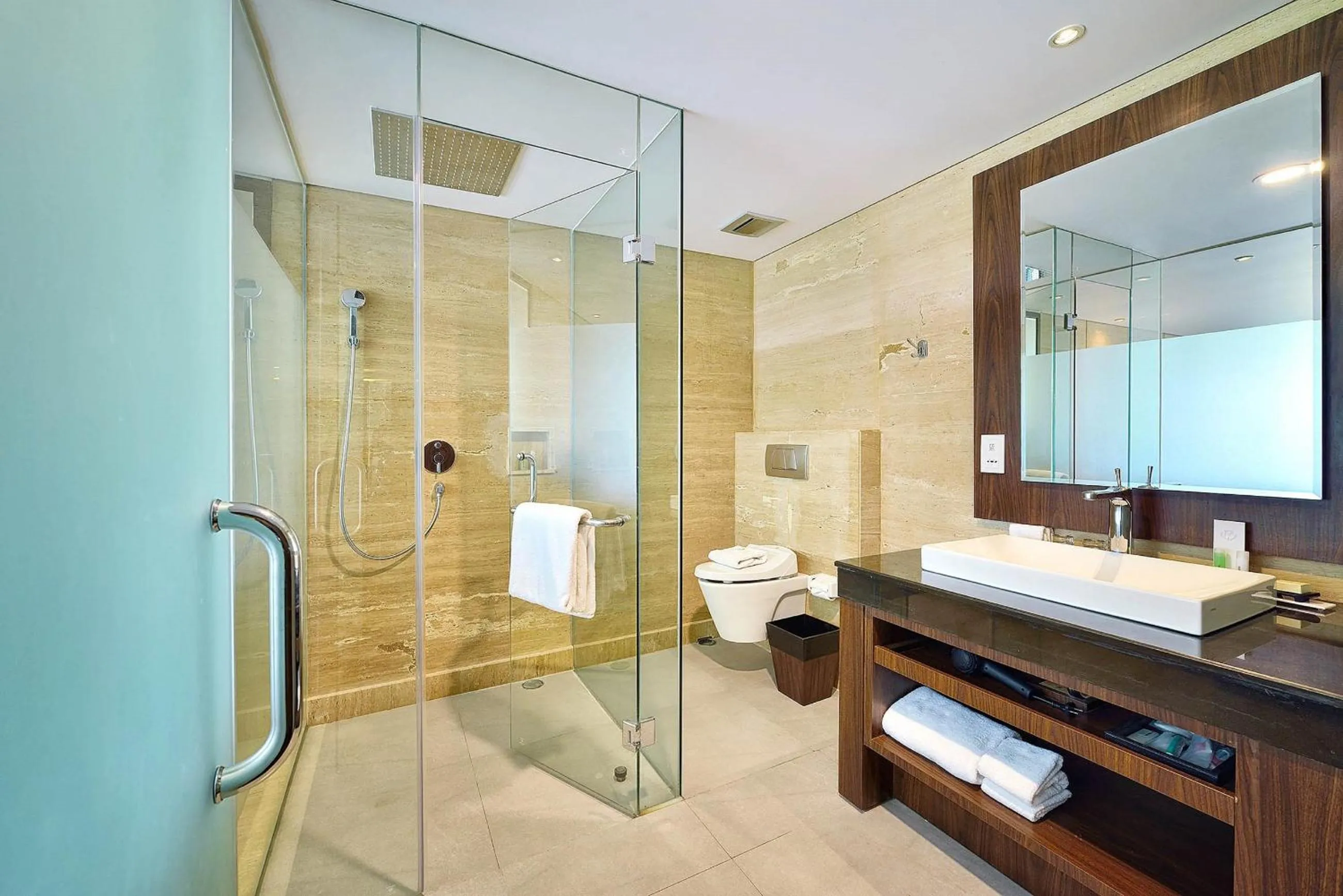 Bathroom in de Vins Sky Hotel Seminyak