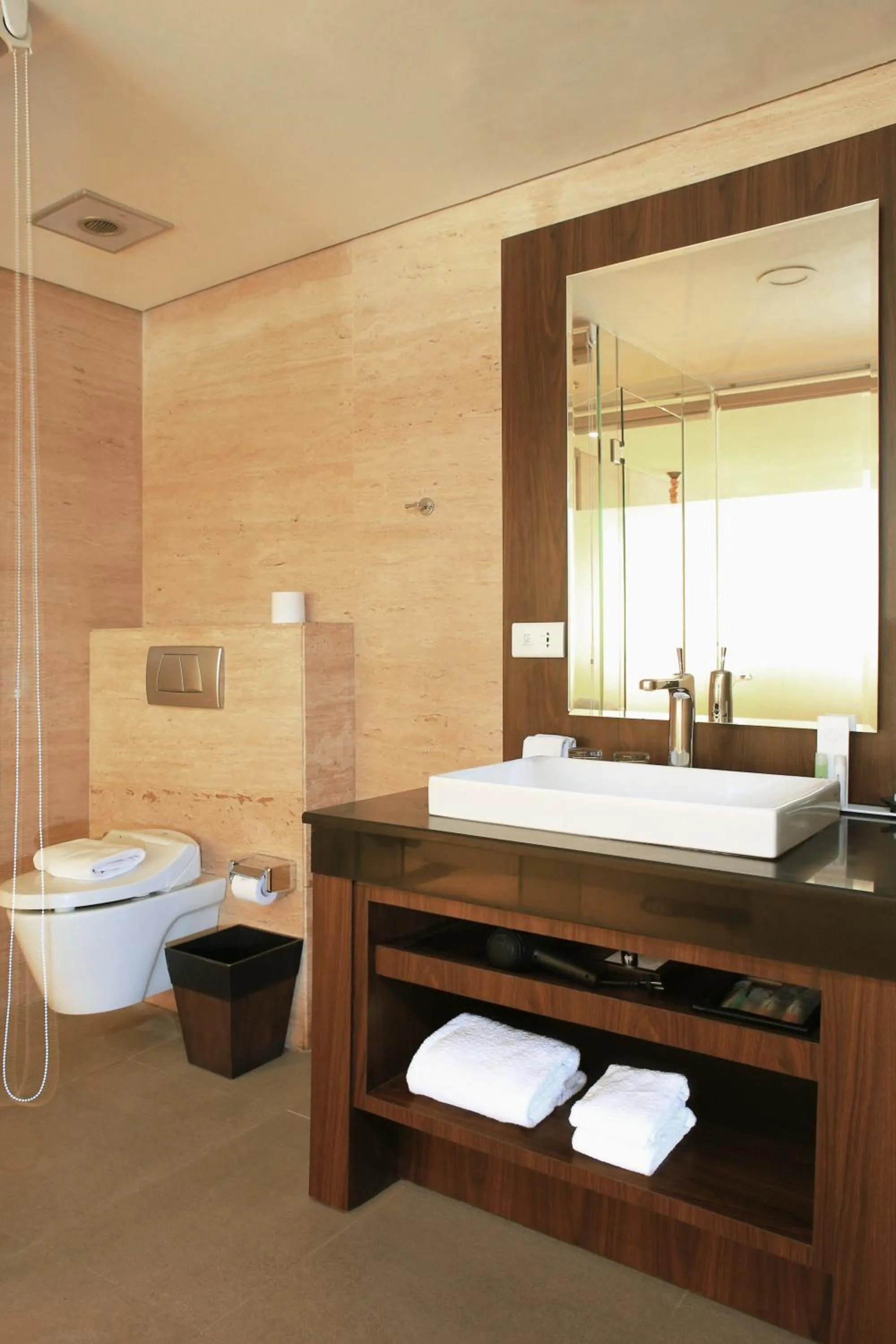 Bathroom in de Vins Sky Hotel Seminyak