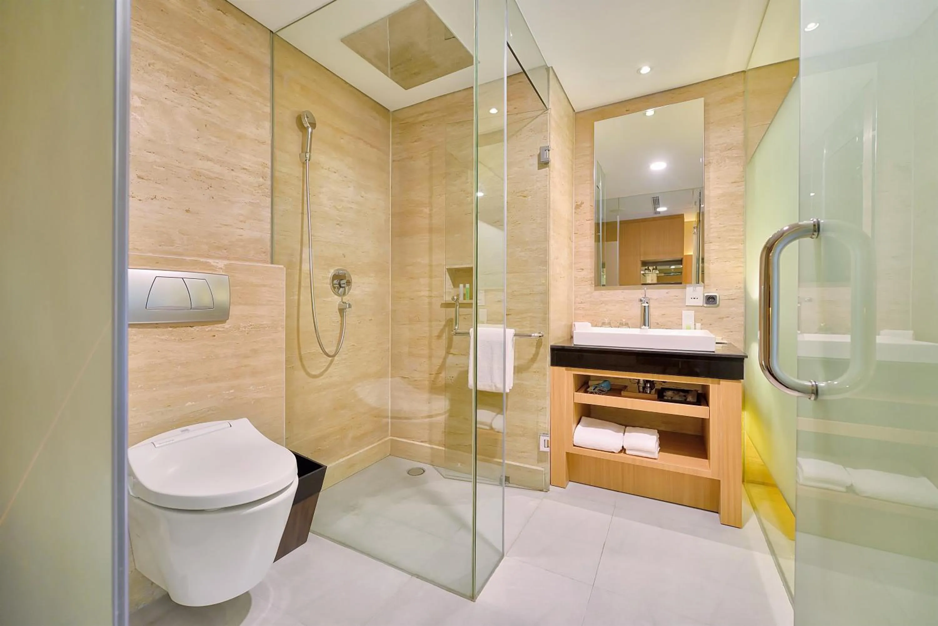 Bathroom in de Vins Sky Hotel Seminyak