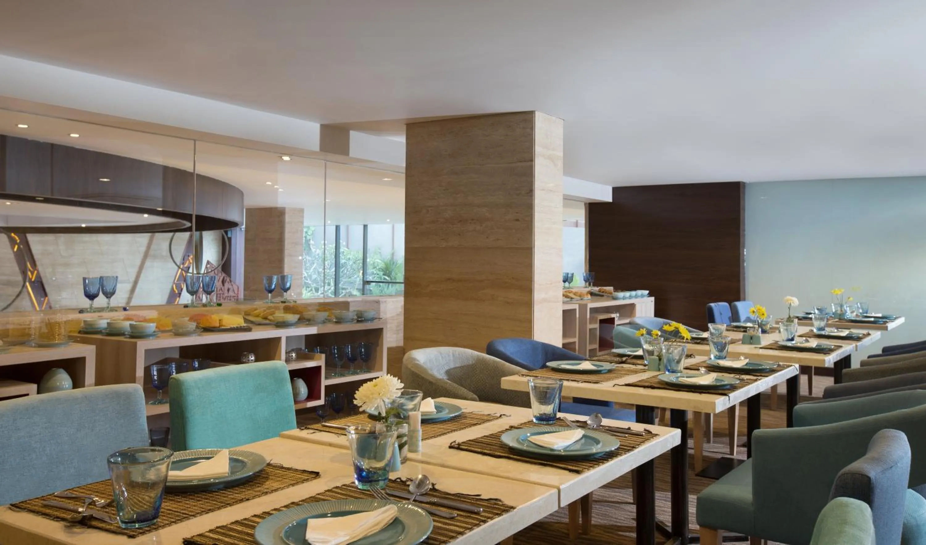 Restaurant/places to eat in de Vins Sky Hotel Seminyak