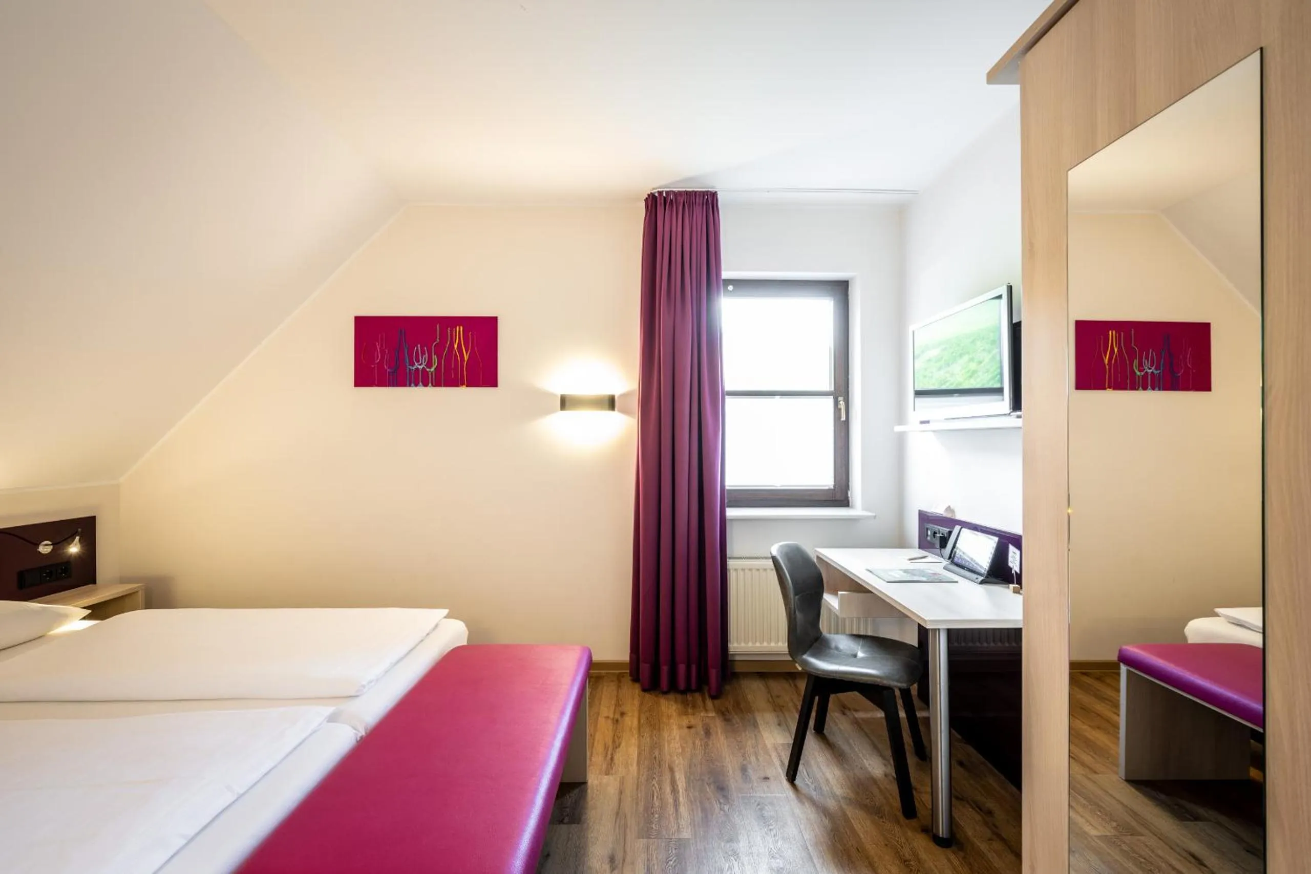 Bed in Weinhotel Restaurant Klostermühle