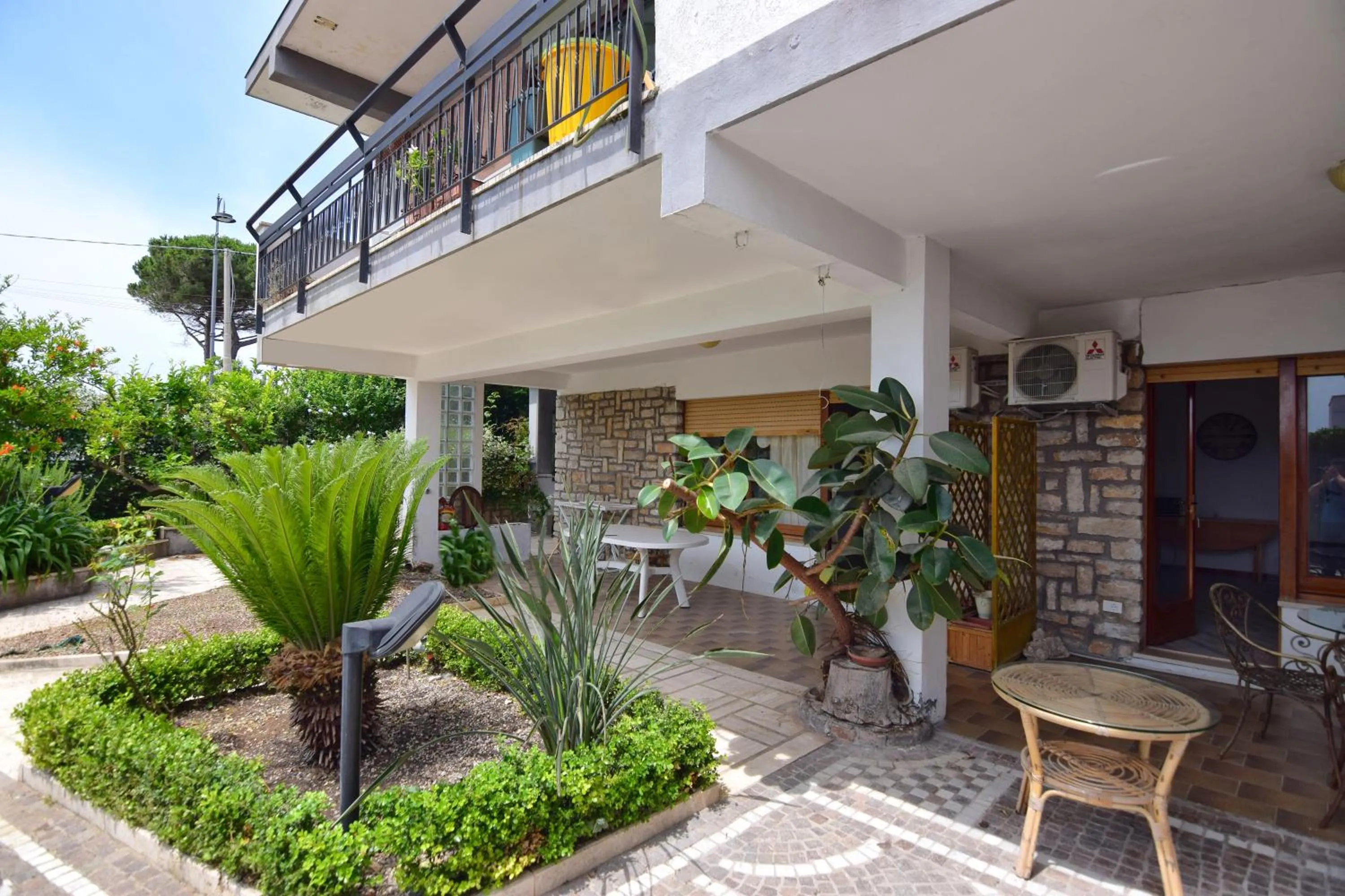 Facade/entrance in Un Ospite a Fontania