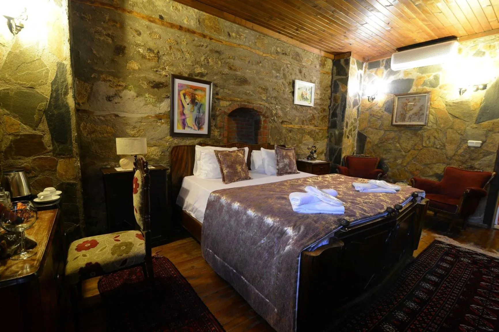 Bed in Otel Yorgo Seferis