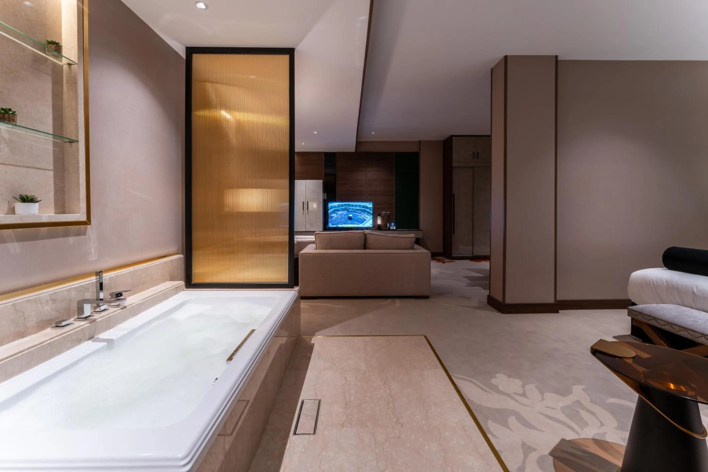 Hot Tub, Bed in Lilac Park Hotel