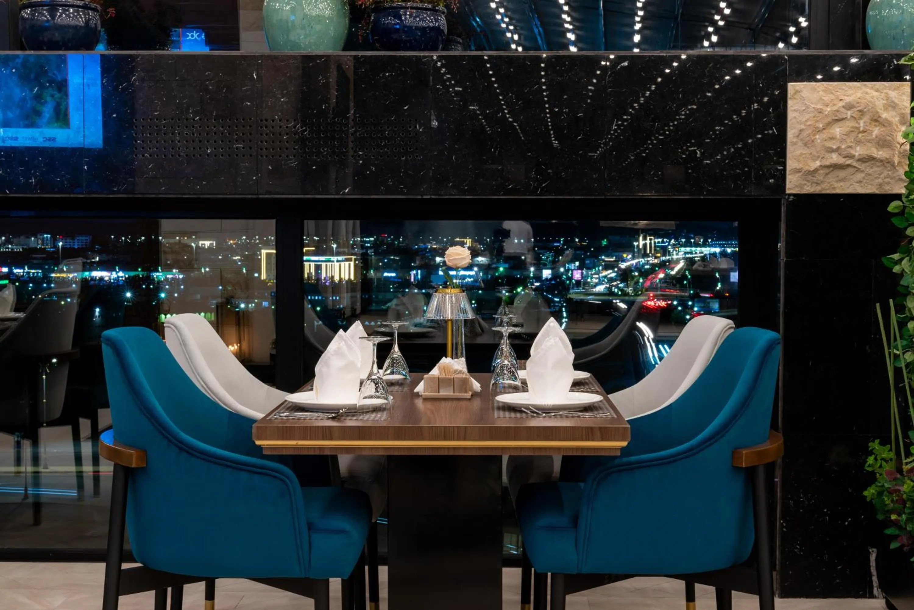 Restaurant/places to eat in Lilac Park Hotel