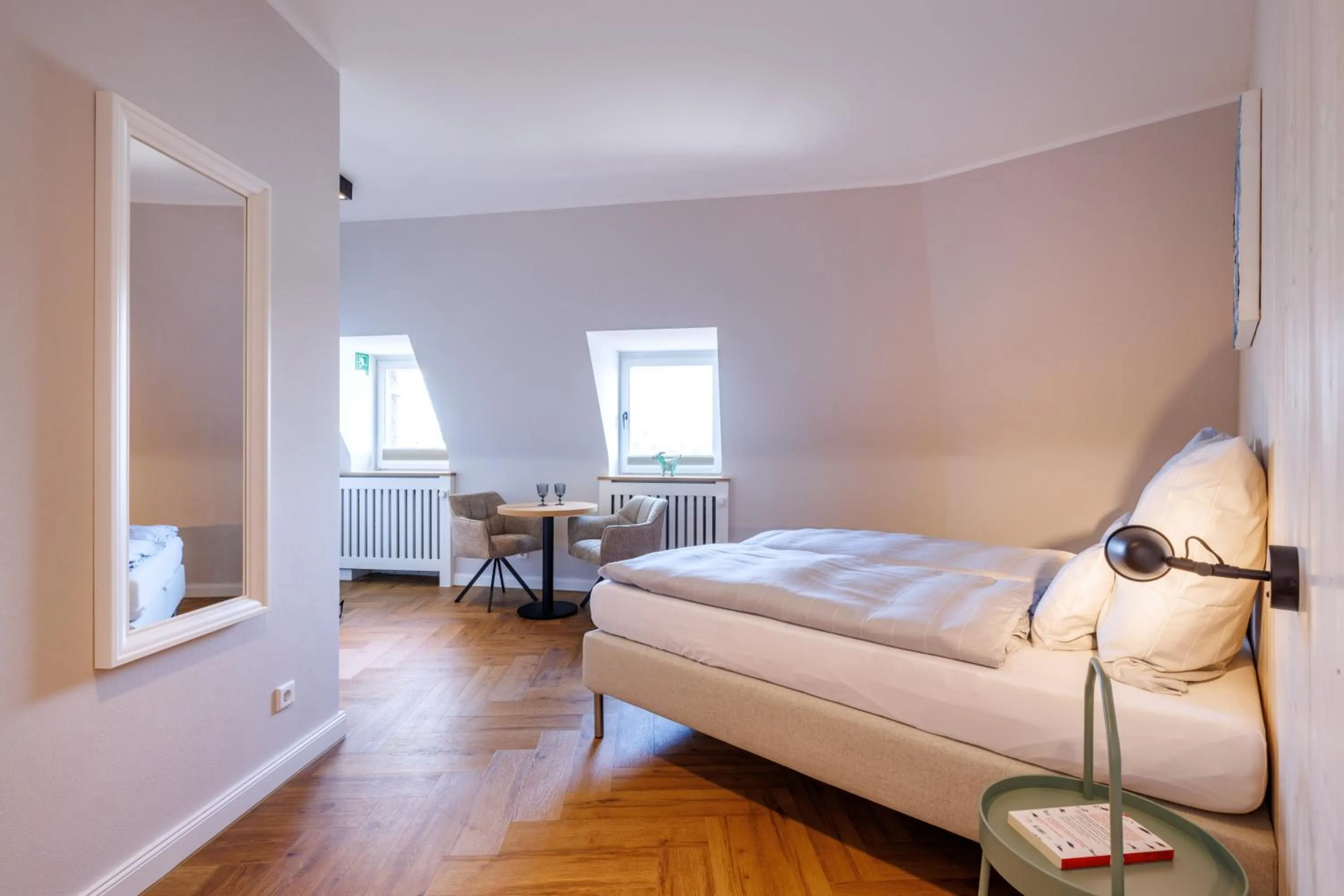 Photo of the whole room, Bed in Logierhaus RheintorEins