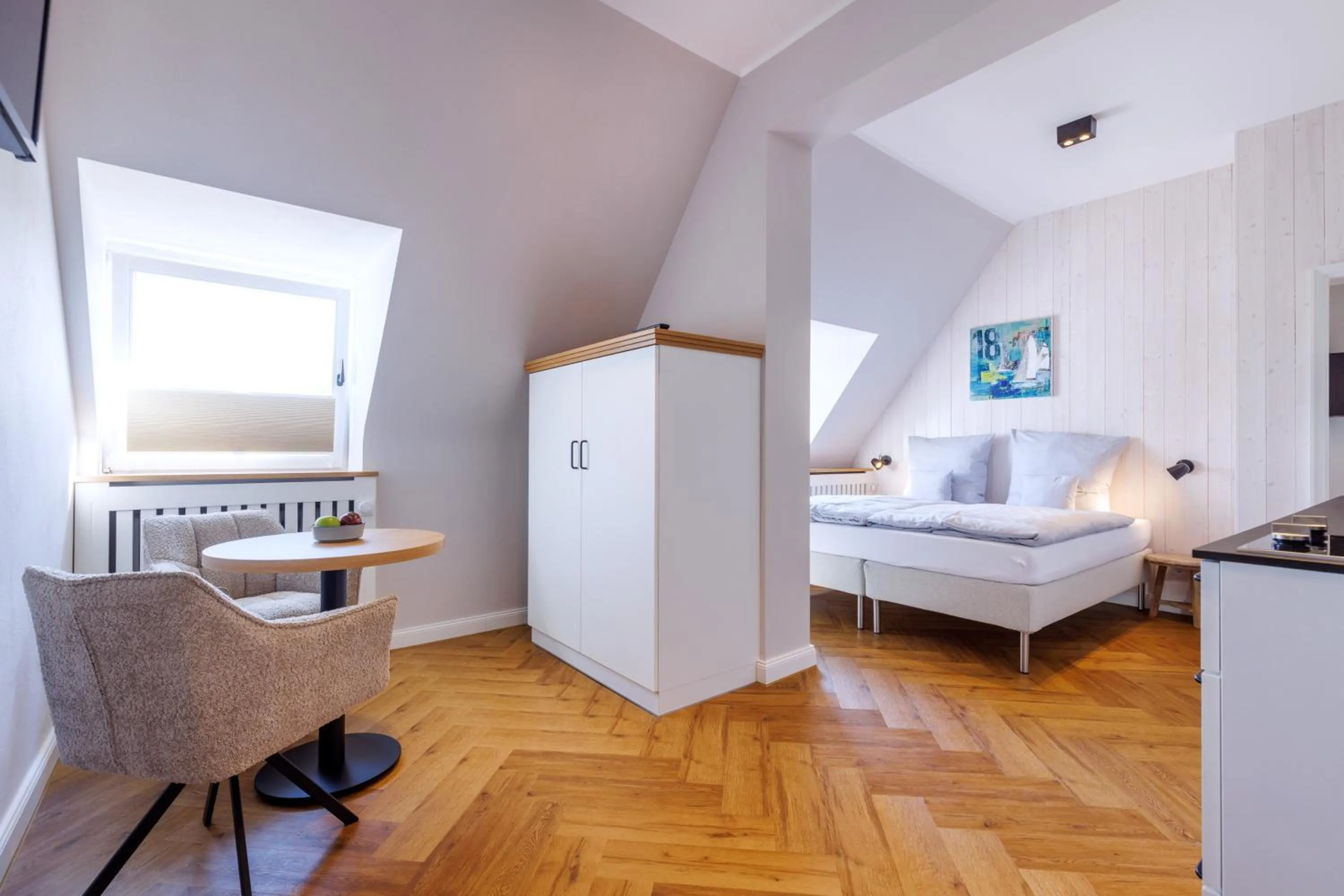 Photo of the whole room, Bed in Logierhaus RheintorEins