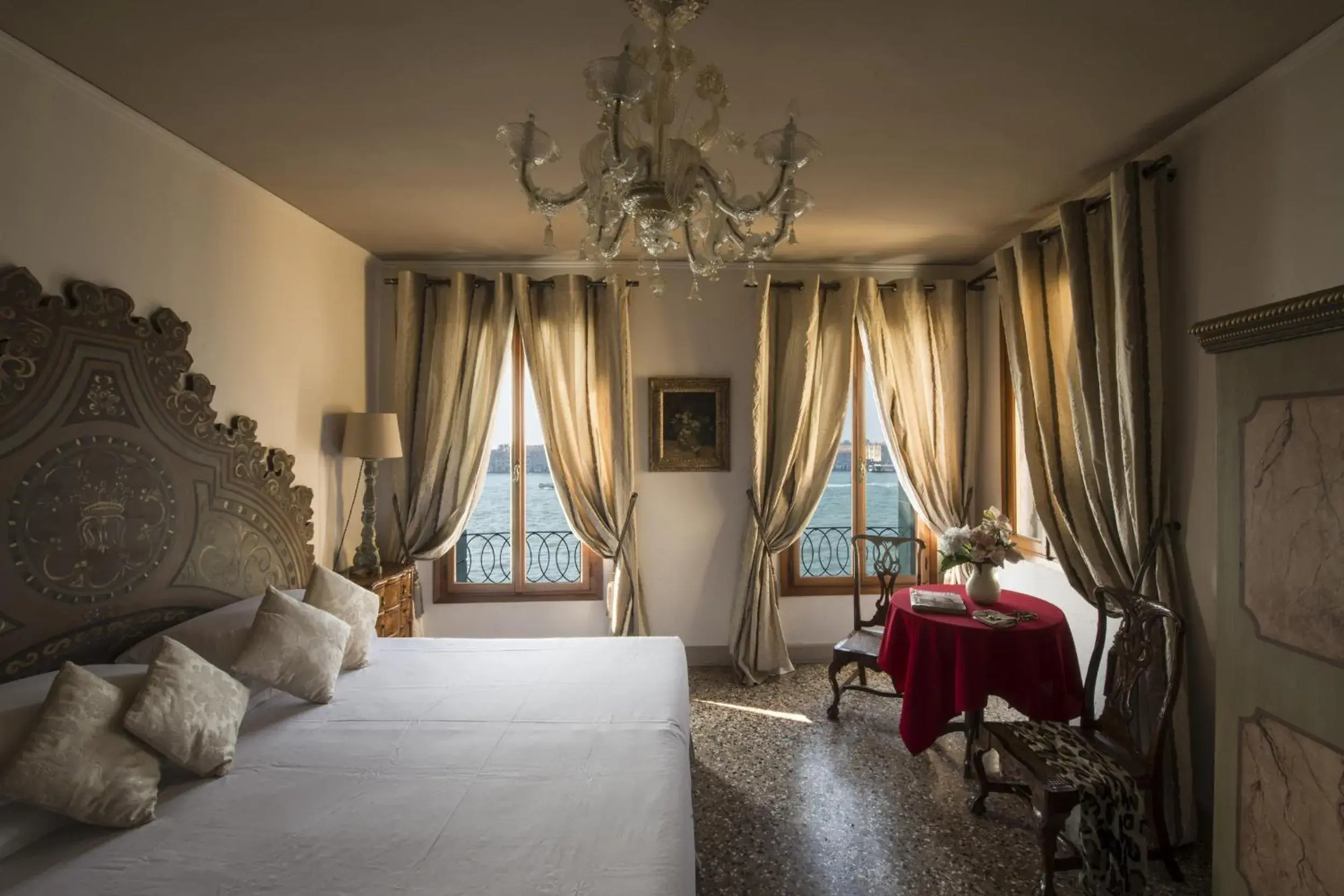 Junior Suite with Canal View in La Residenza 818 Junior Suite with Canal View in La Residenza 818