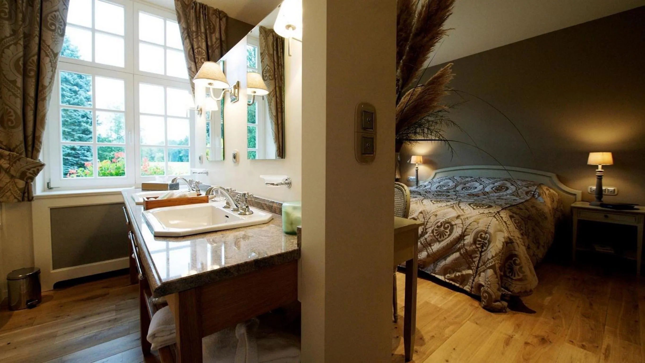 Bathroom, Bed in Lafarques