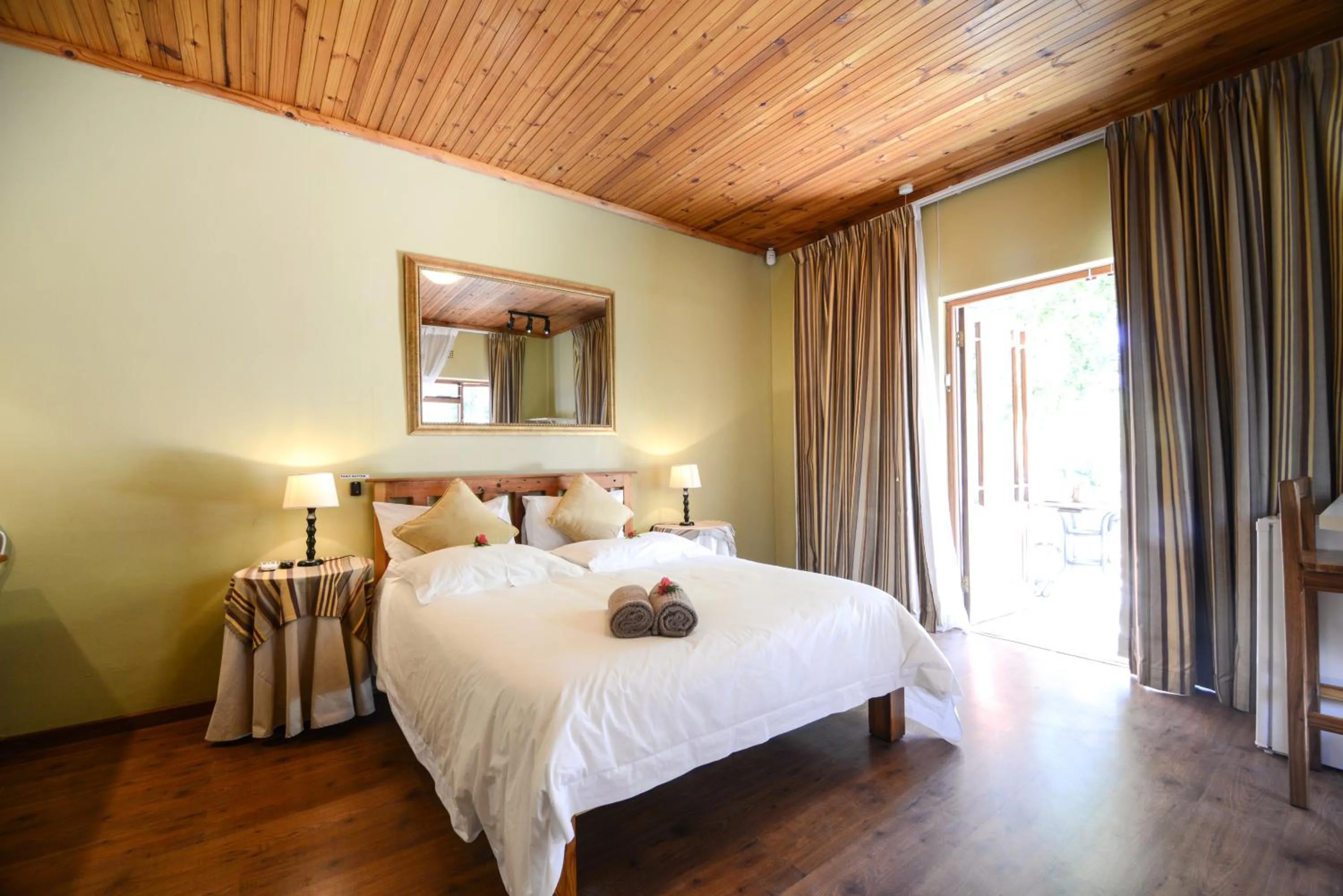 Bedroom, Bed in Skilpadvlei Wine Farm