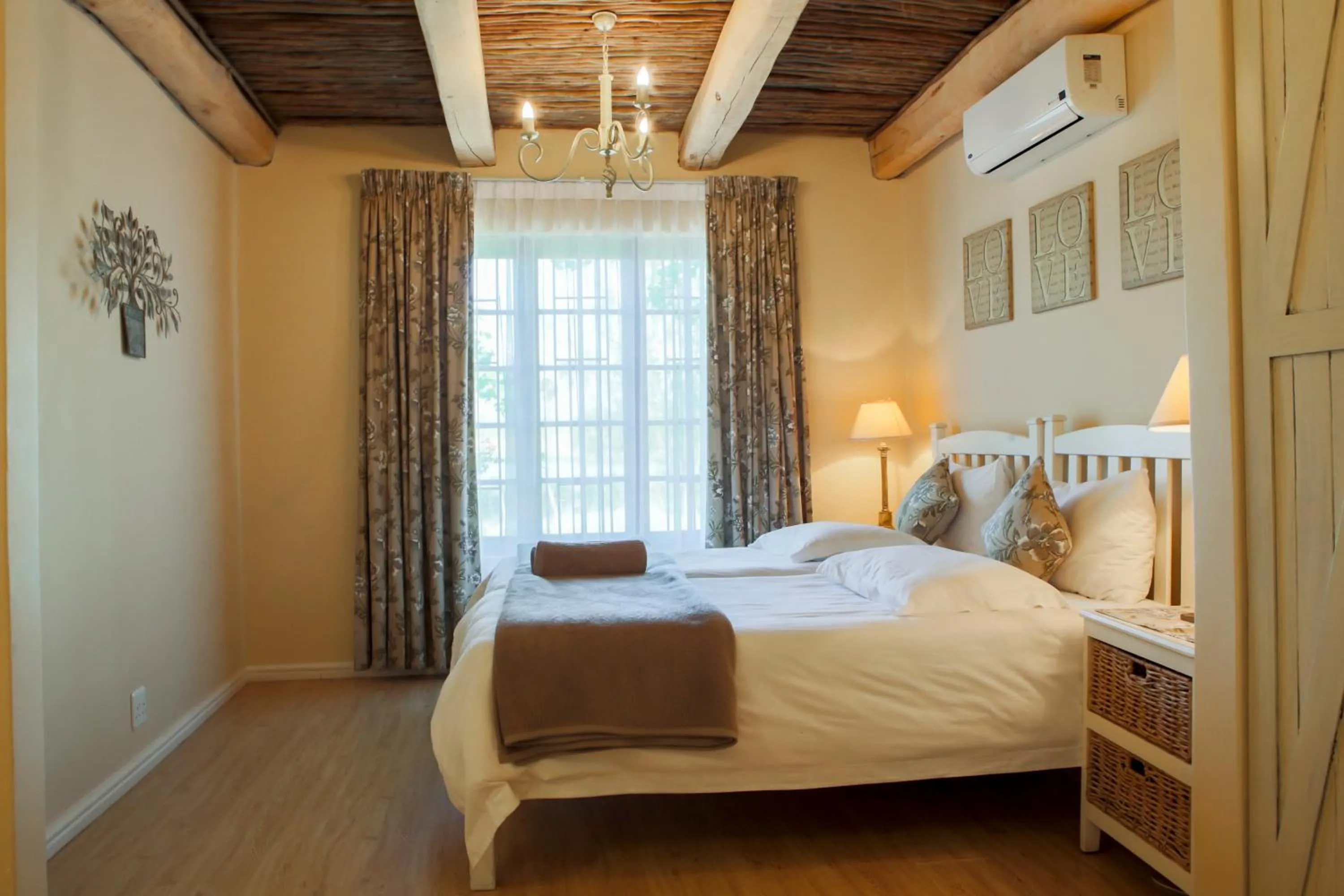 Bedroom, Bed in Skilpadvlei Wine Farm