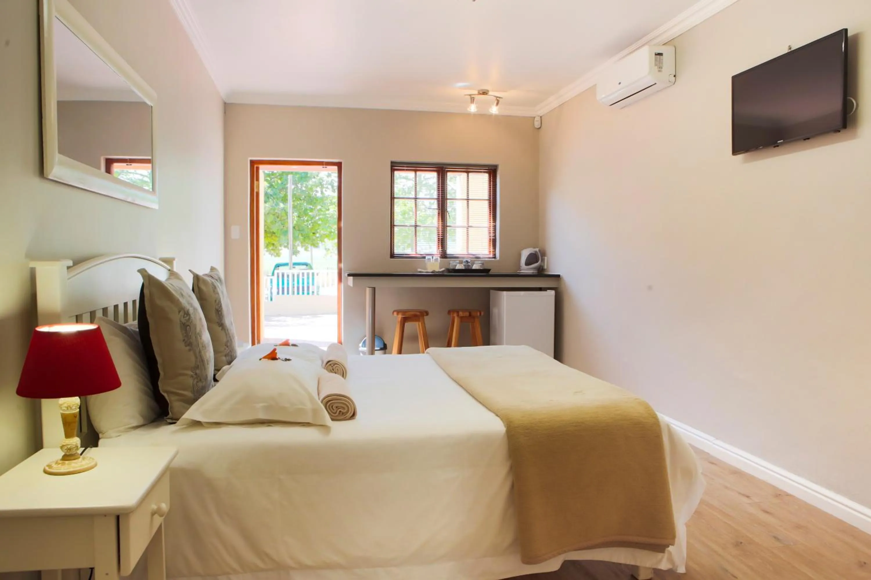 Bed in Skilpadvlei Wine Farm