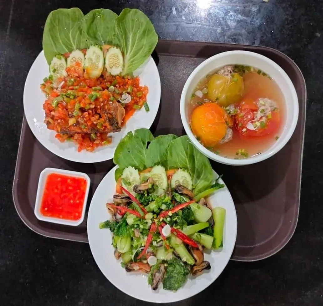 Restaurant/places to eat in Rainbow Lodge