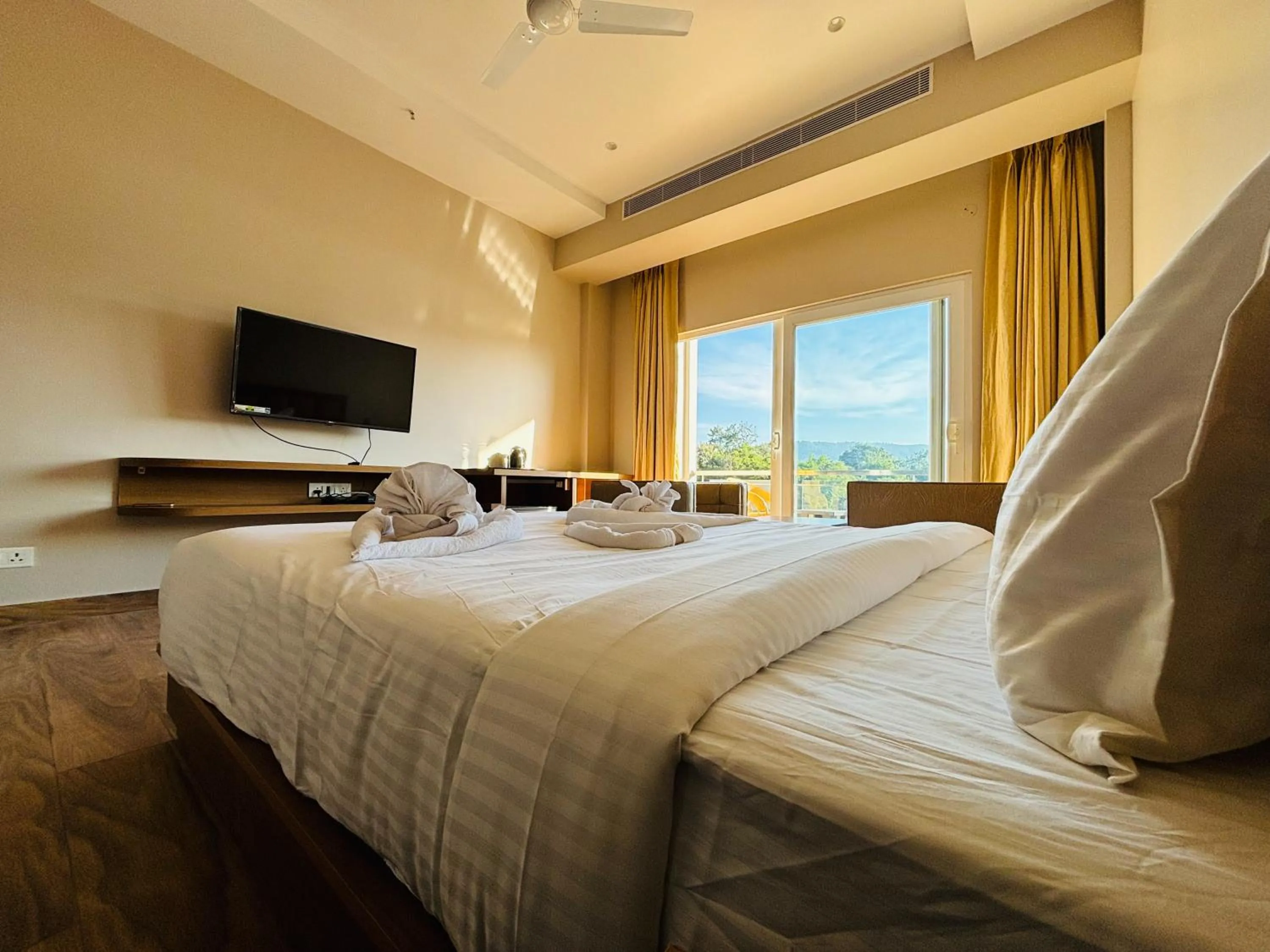 Bedroom, Bed in Finn's Weaver Resort, Kaziranga