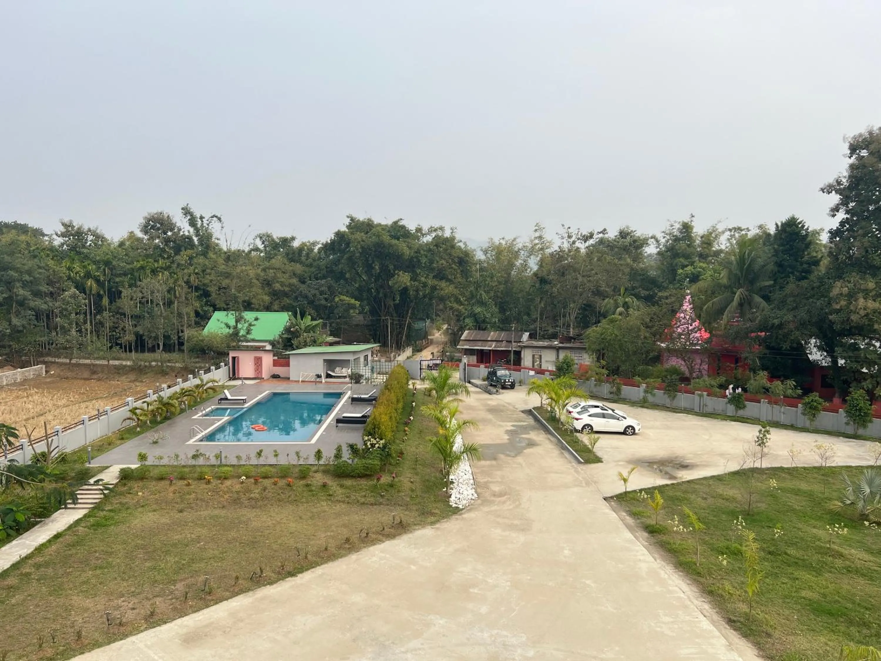 Swimming pool in Finn's Weaver Resort, Kaziranga