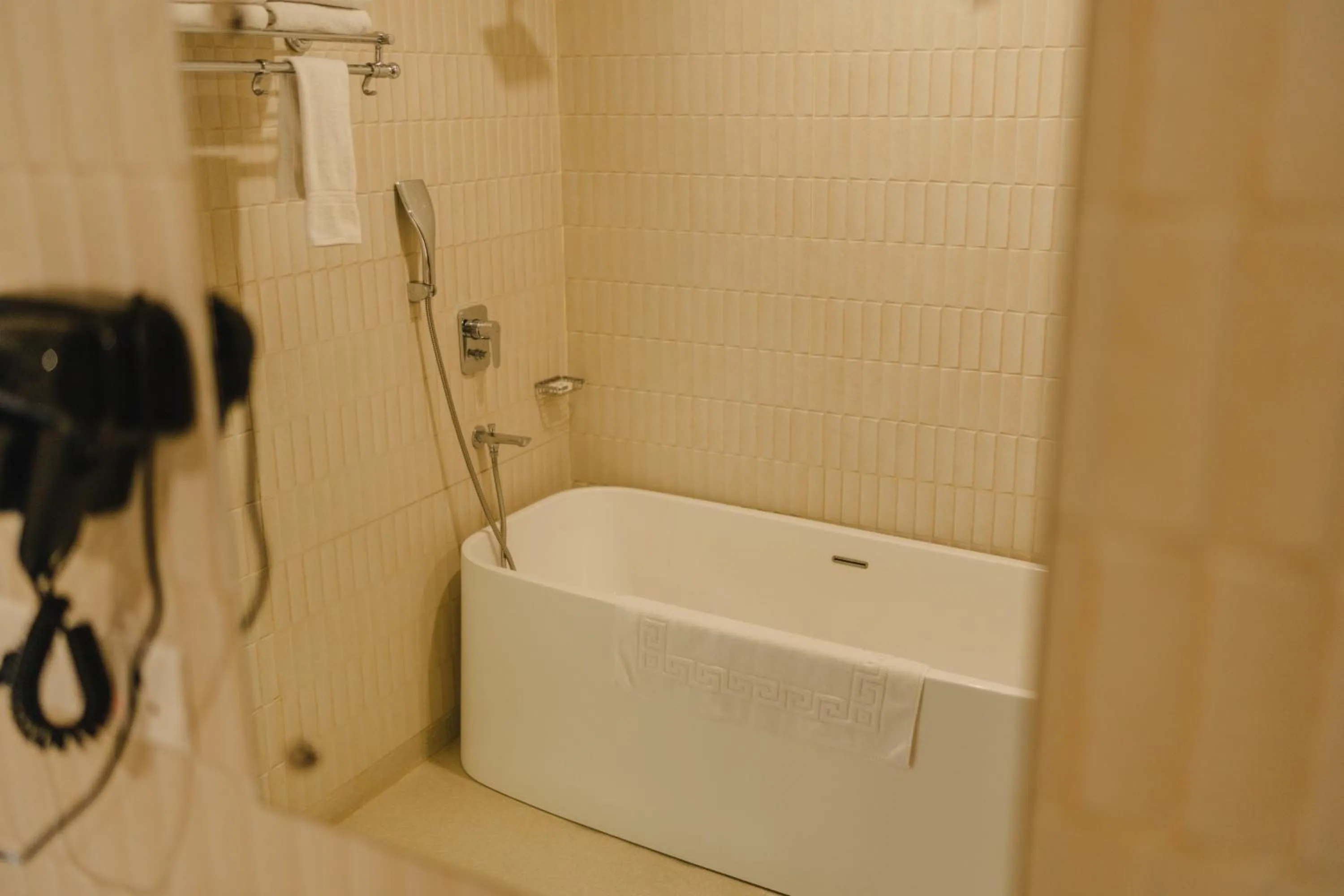 Bath in Finn's Weaver Resort, Kaziranga