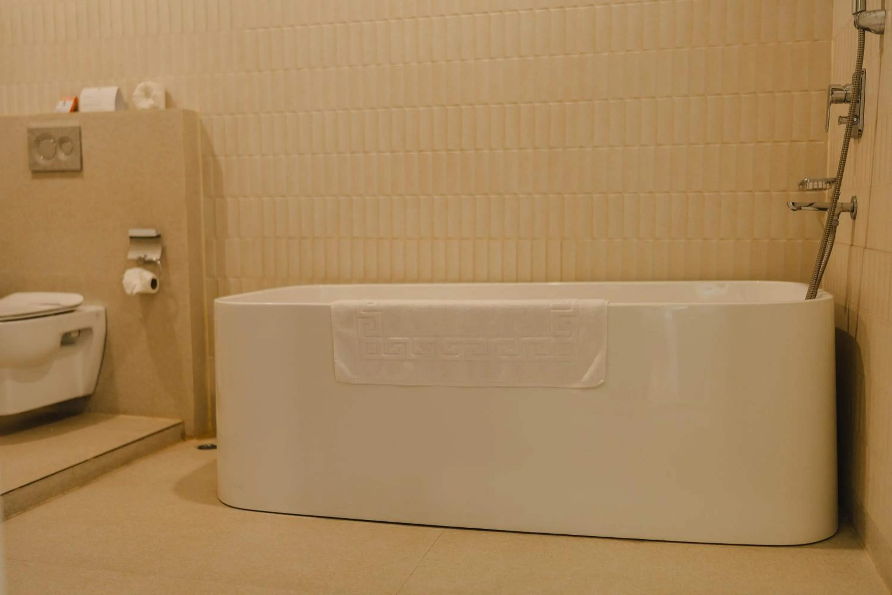 Bath in Finn's Weaver Resort, Kaziranga