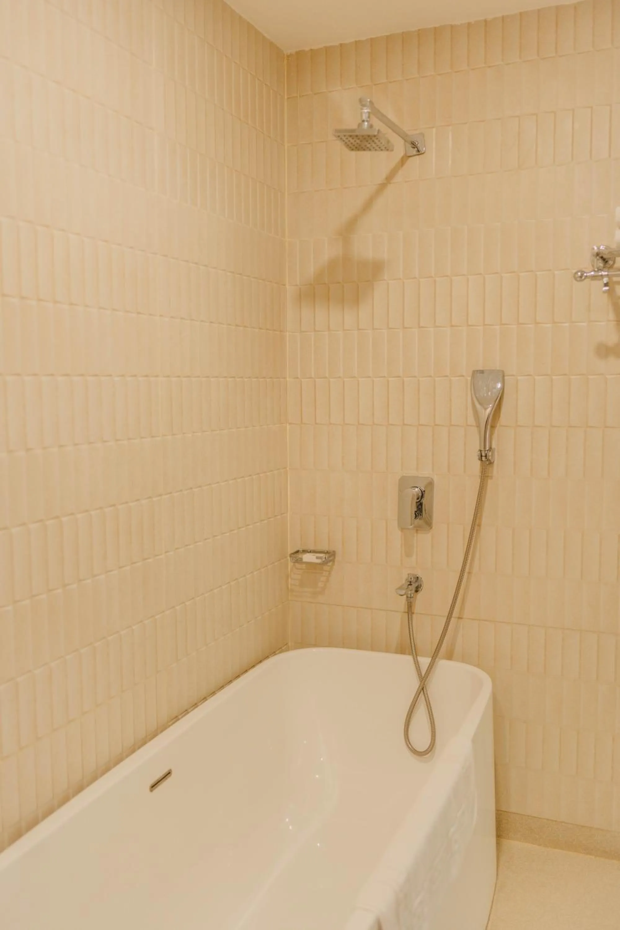 Bath in Finn's Weaver Resort, Kaziranga