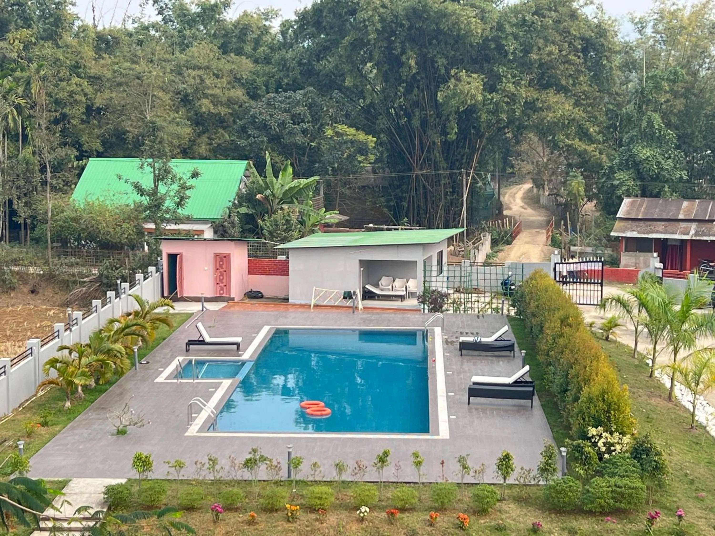 Swimming pool in Finn's Weaver Resort, Kaziranga