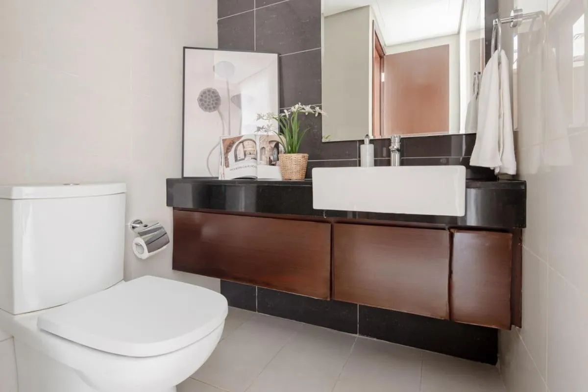 Frank Porter - Marina Blue - Marina Square, Abu Dhabi