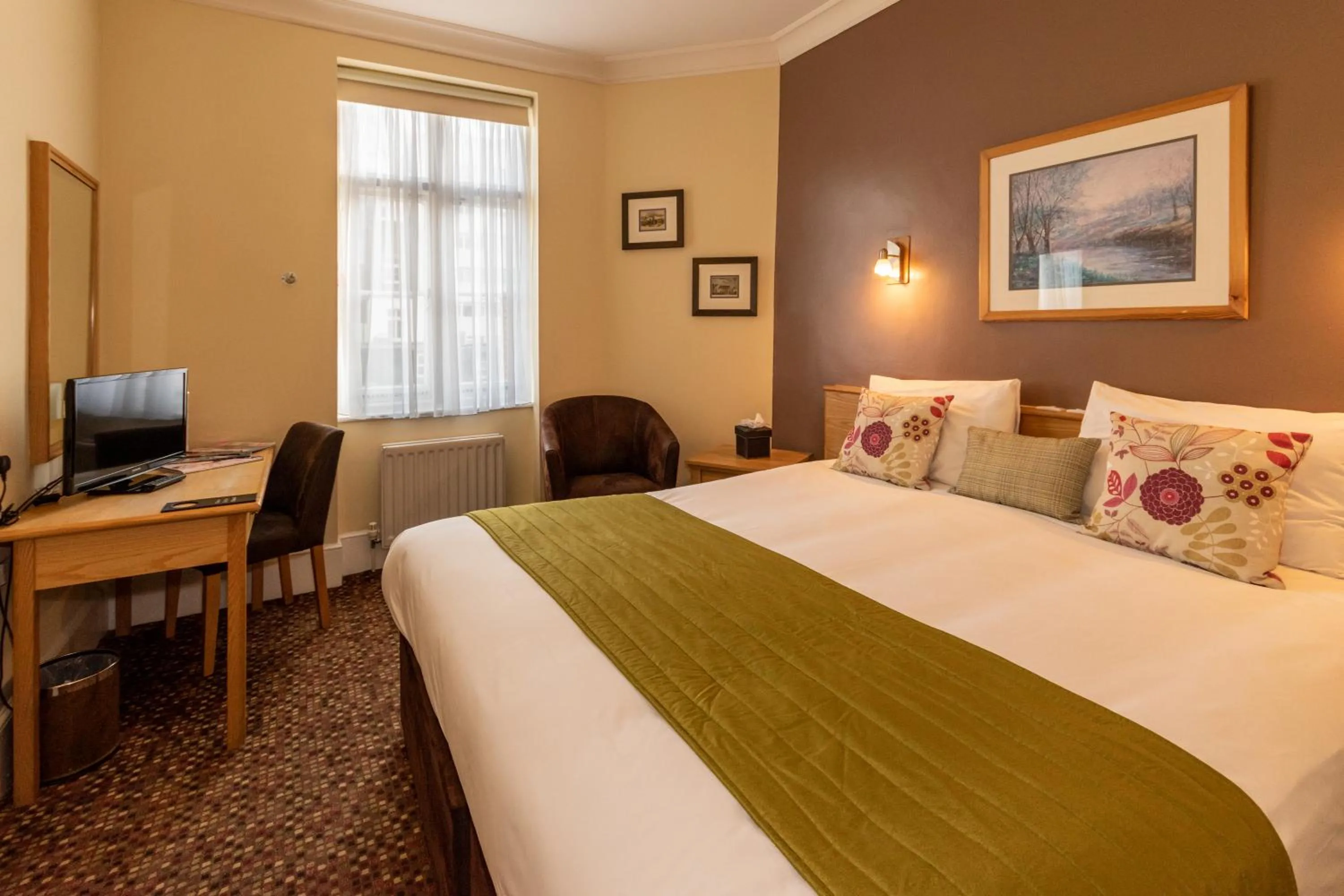 Photo of the whole room, Bed in The Darlington Hyde Park