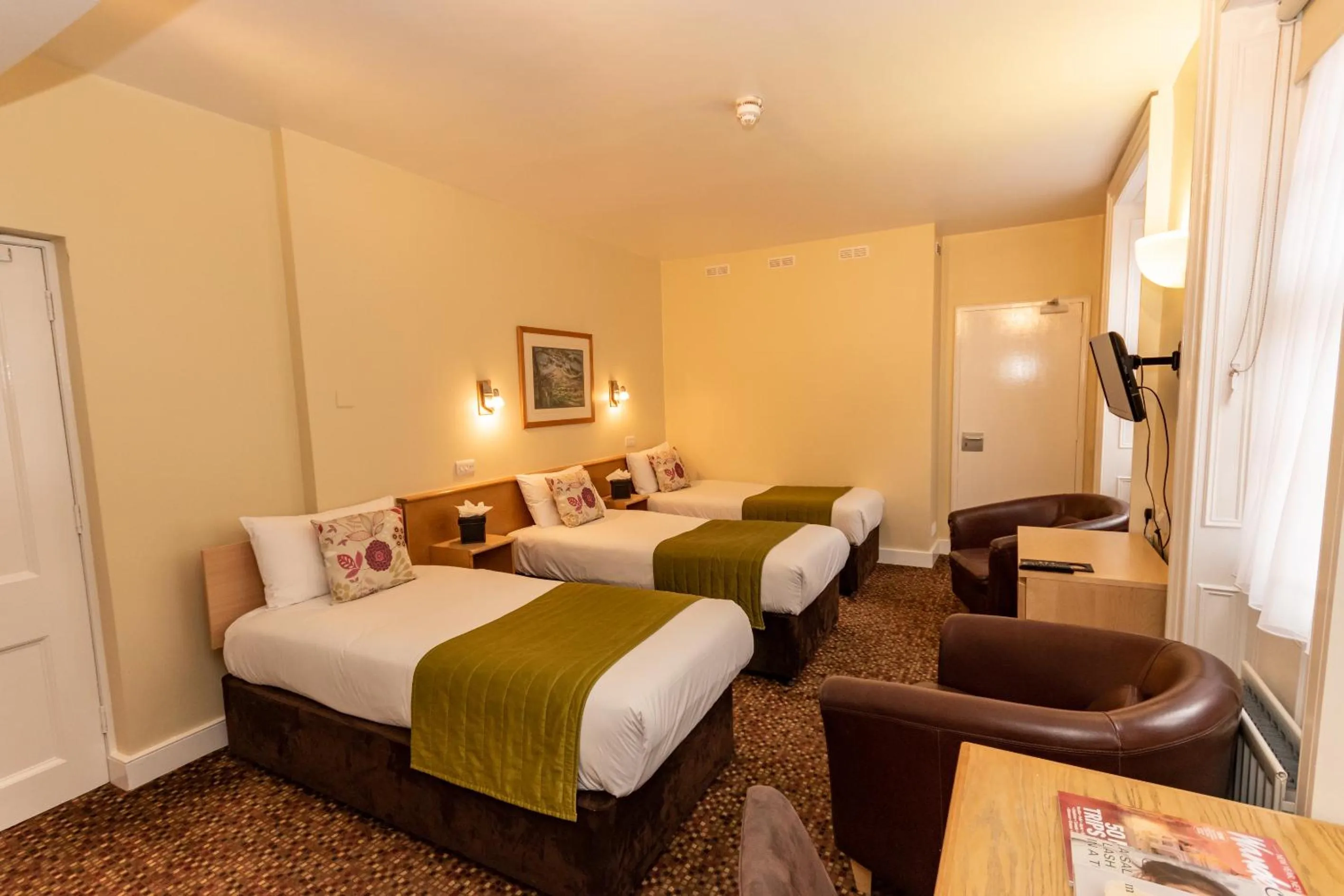 Photo of the whole room, Bed in The Darlington Hyde Park