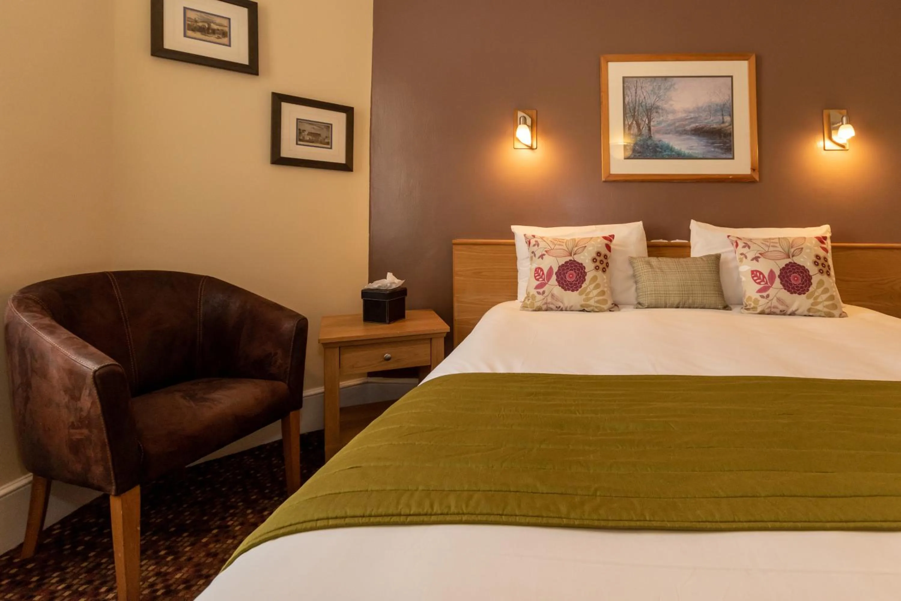 Photo of the whole room, Bed in The Darlington Hyde Park