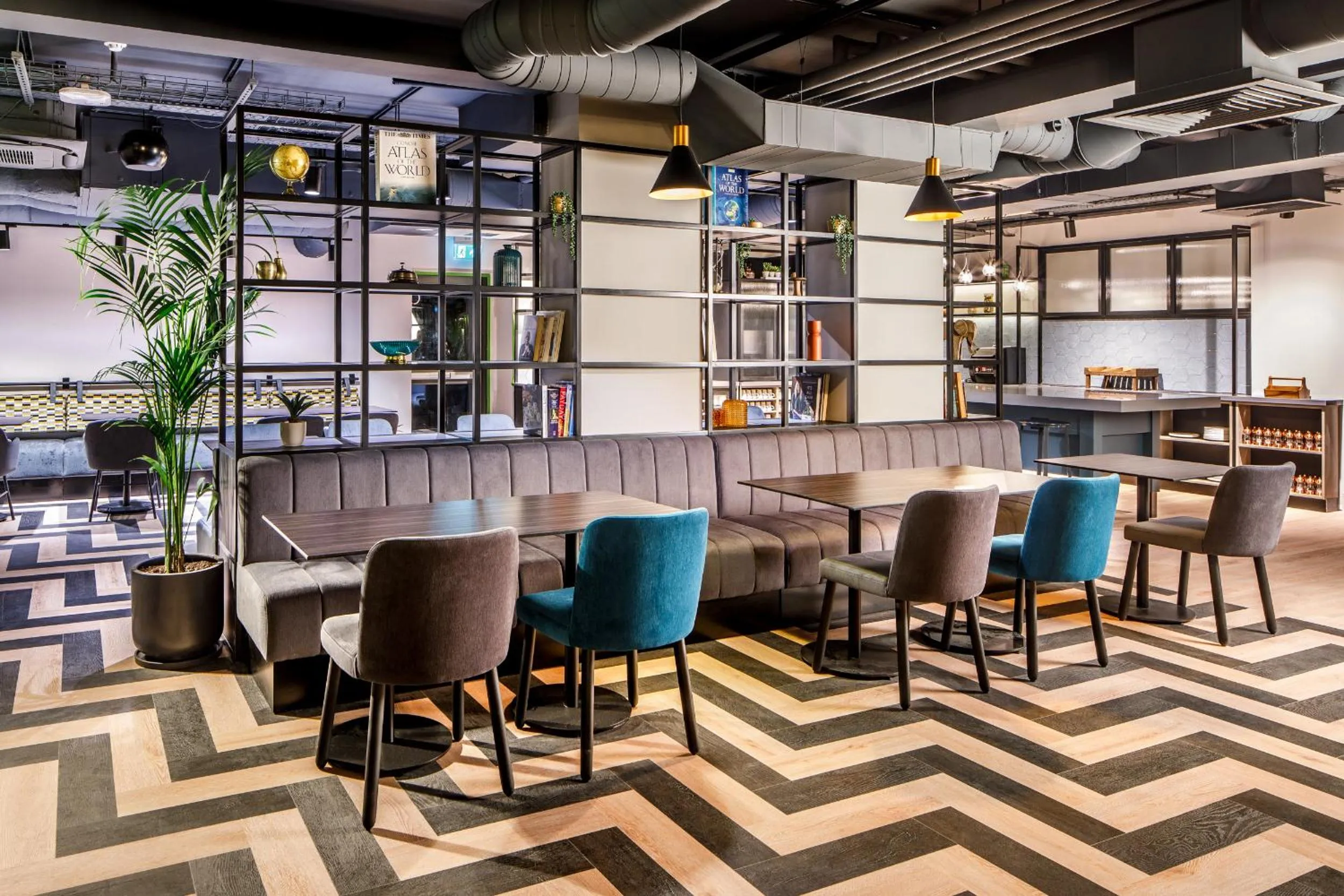 Restaurant/places to eat in Southgate Hotel London