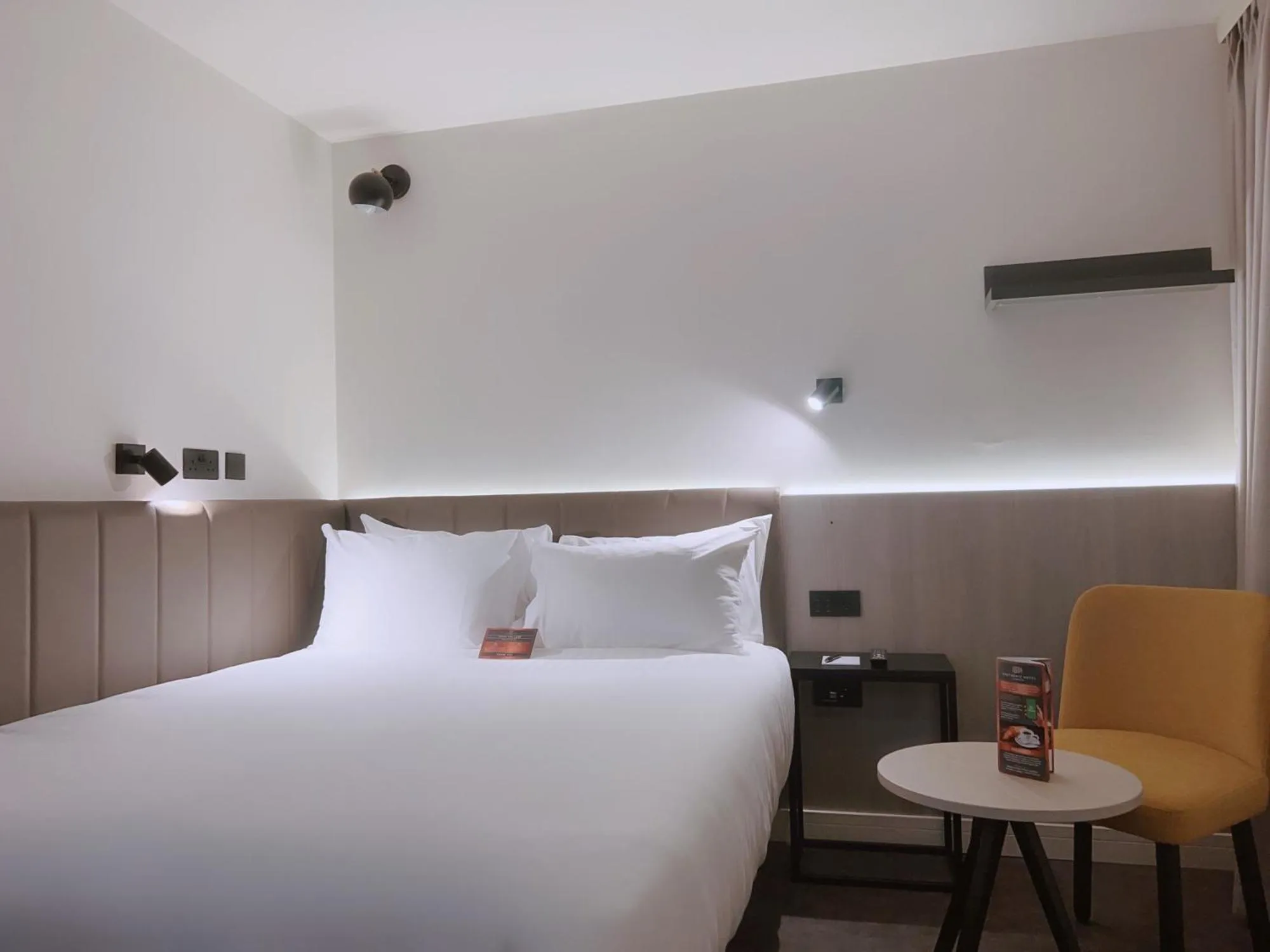 Bedroom, Bed in Southgate Hotel London