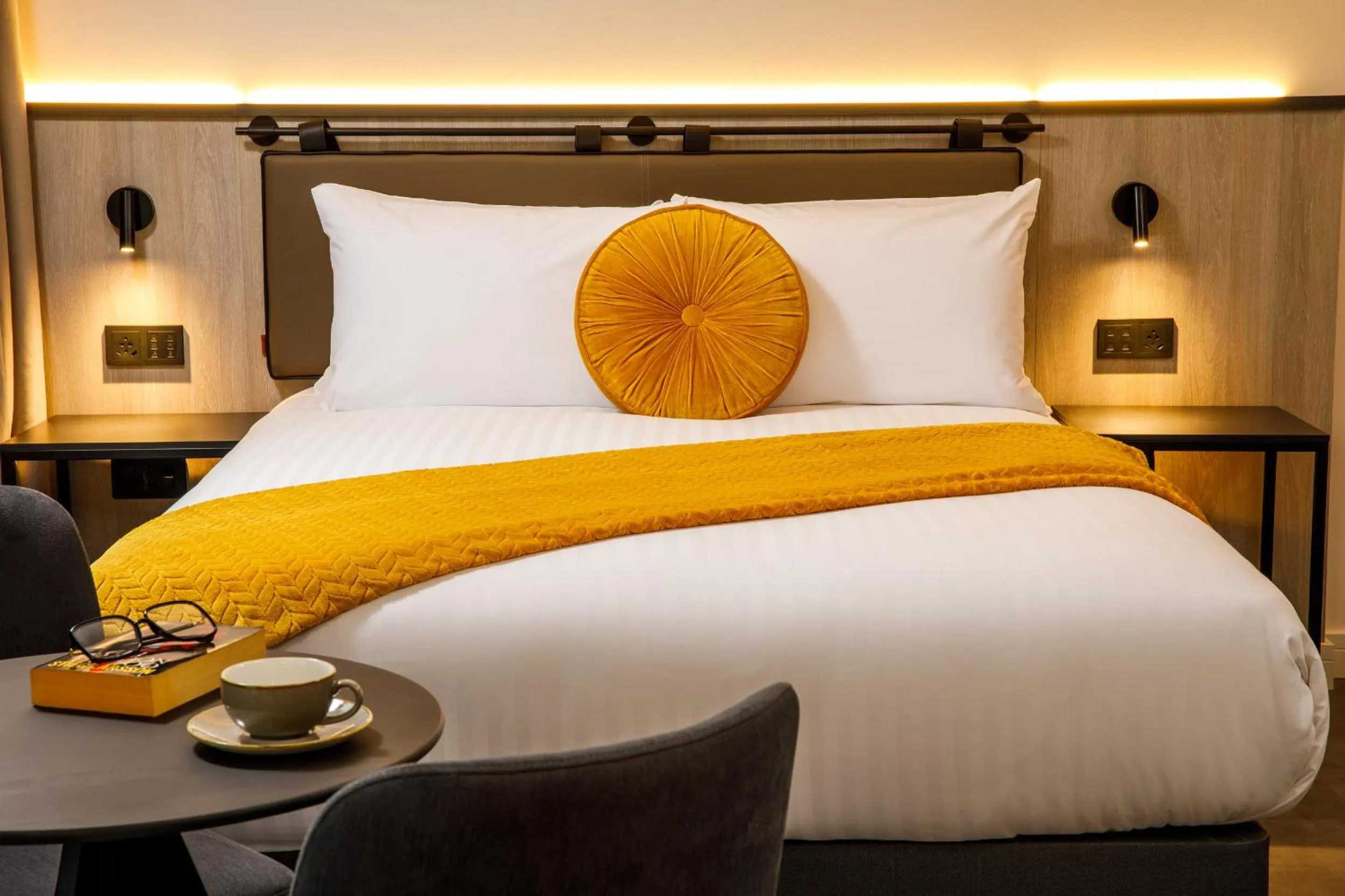 Bedroom, Bed in Southgate Hotel London