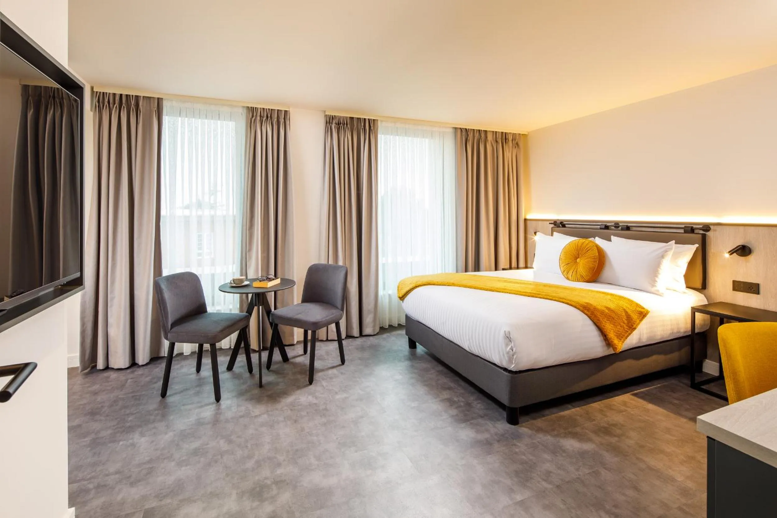 Bedroom, Bed in Southgate Hotel London